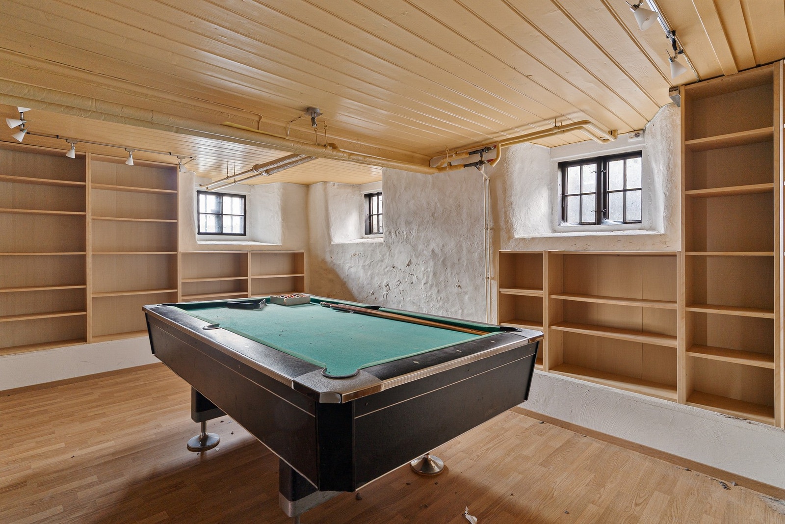 Uinnredet kjeller med masse bodplass i tillegg til dette hobbyrommet. Galleribilde