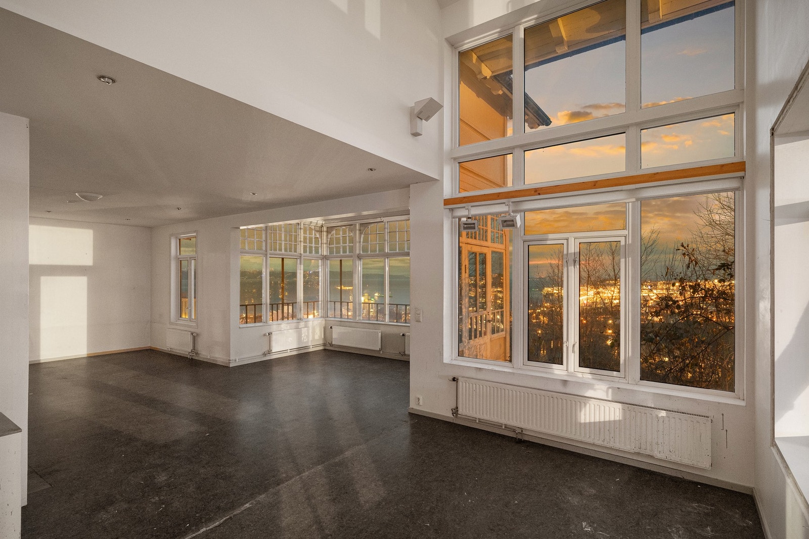 Særdeles god takhøyde i deler av stuen. Galleribilde