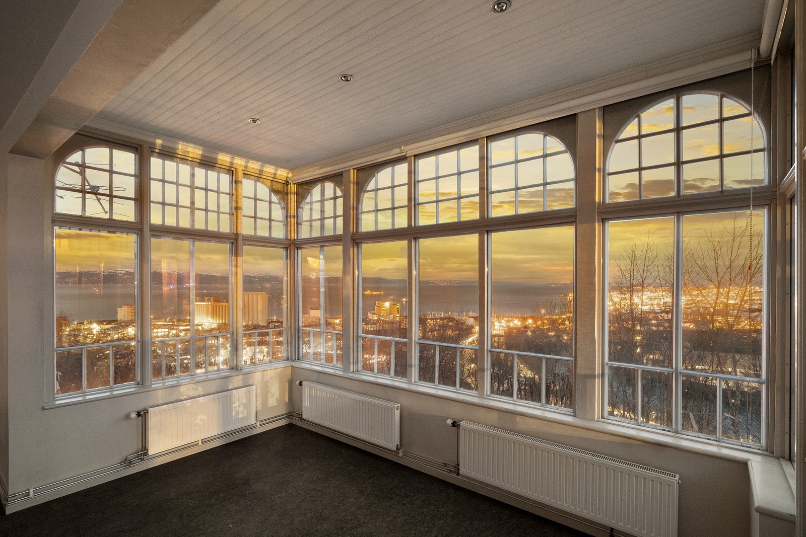 Store vindusflater i hele stuen med formidabel utsikt mot byen og Trondheimsfjorden. Galleribilde