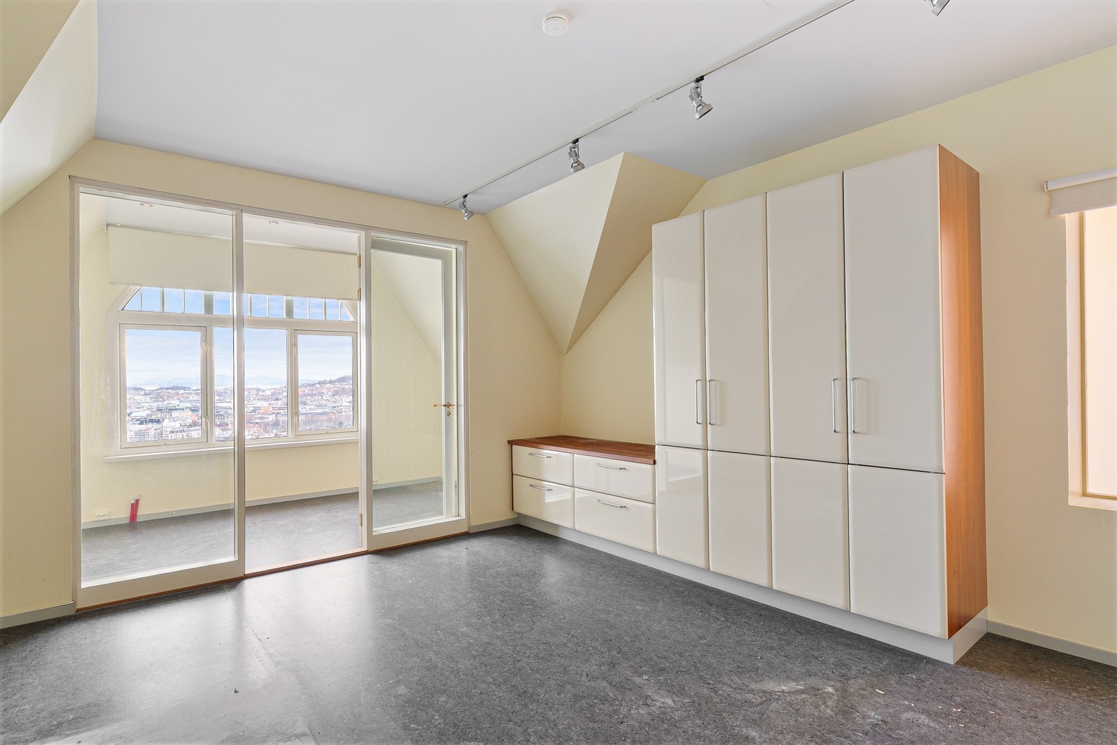 Stort soverom på hele 21 kvm. Tilhørende rom (5,5 kvm) med fantastisk utsikt. Galleribilde