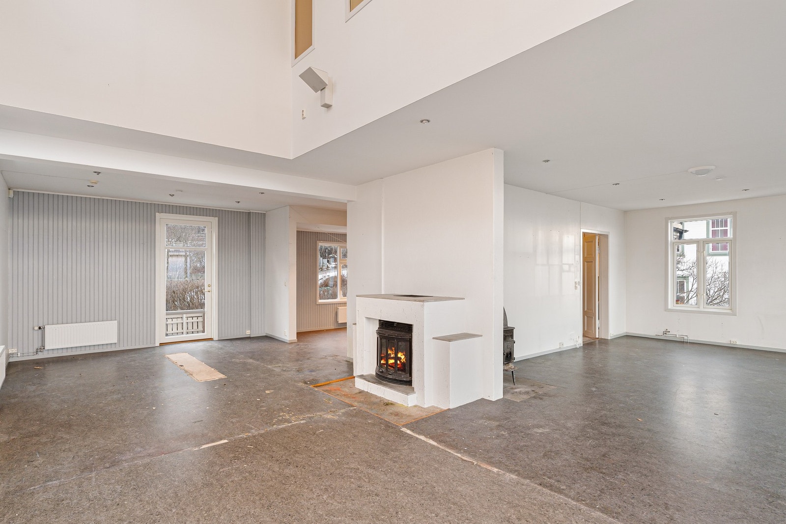 To ildsted i stuen. Galleribilde