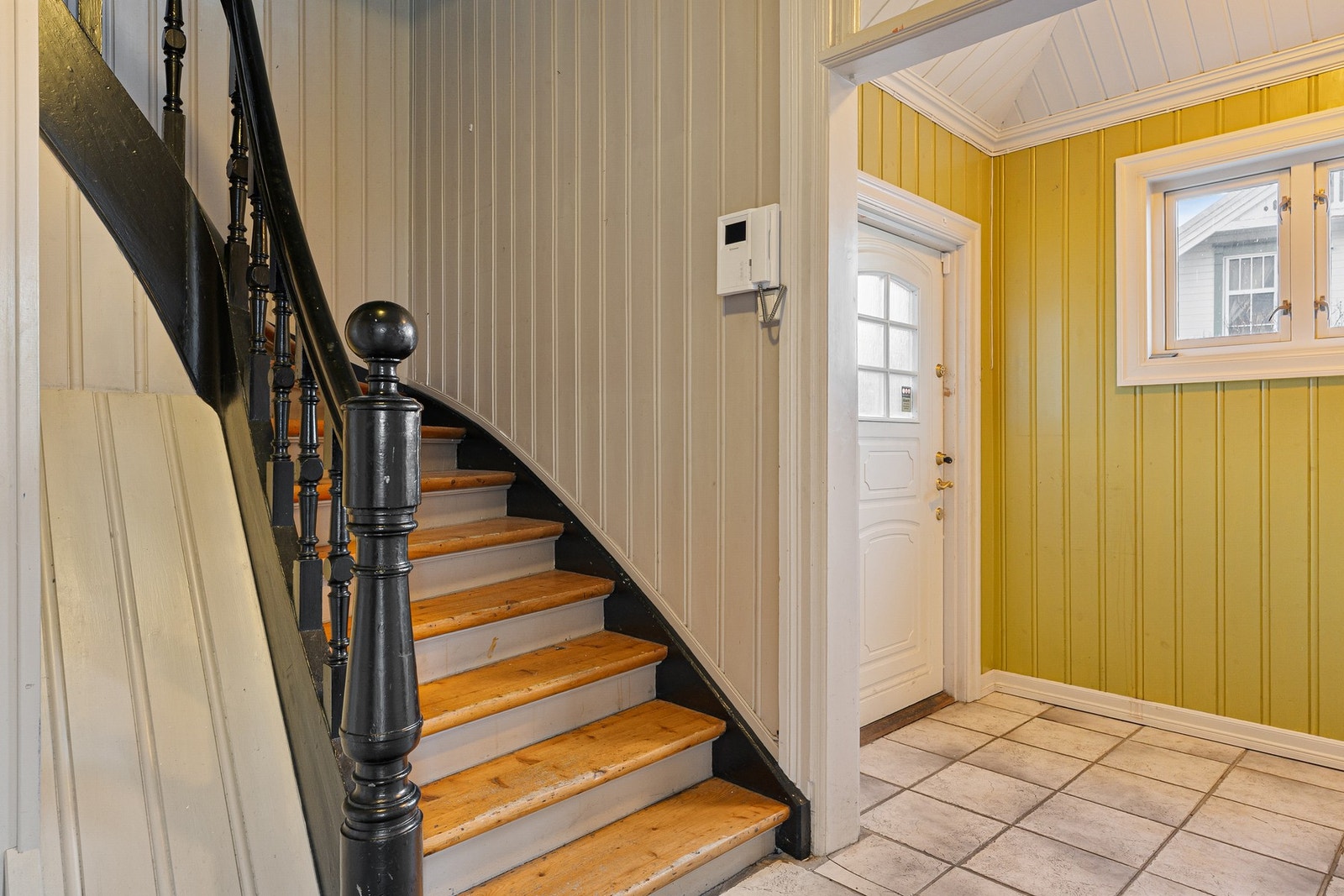 Flislagt entré med oppgang til 2.etg. Galleribilde