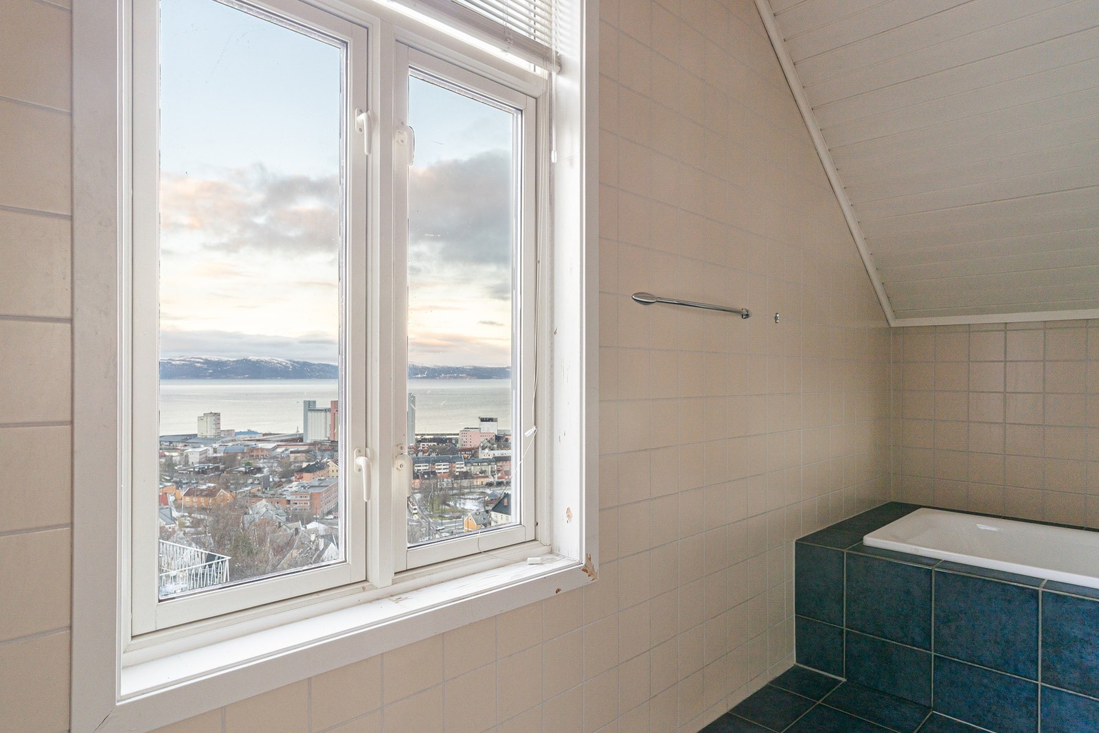 Fra vinduet på badet er det utsikt mot Ila og fjorden. Galleribilde