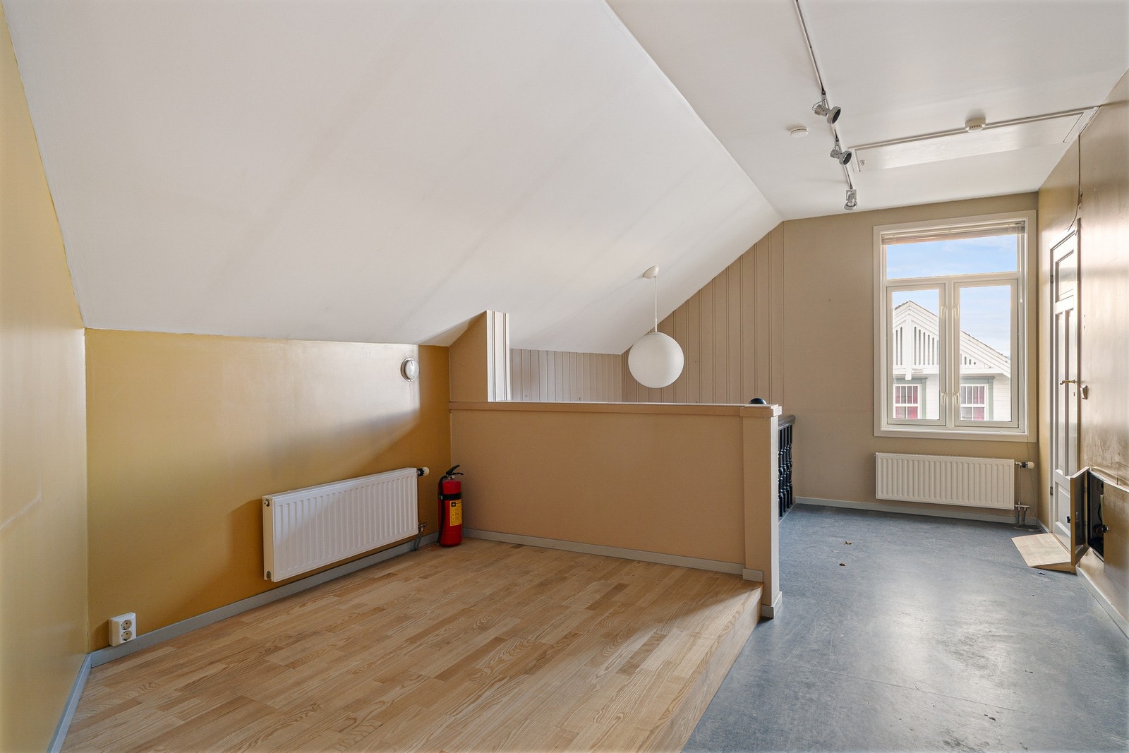 I 2. etasje finner vi 2 store soverom, flislagt bad og denne romslige gangen på 23,5 kvm. Galleribilde