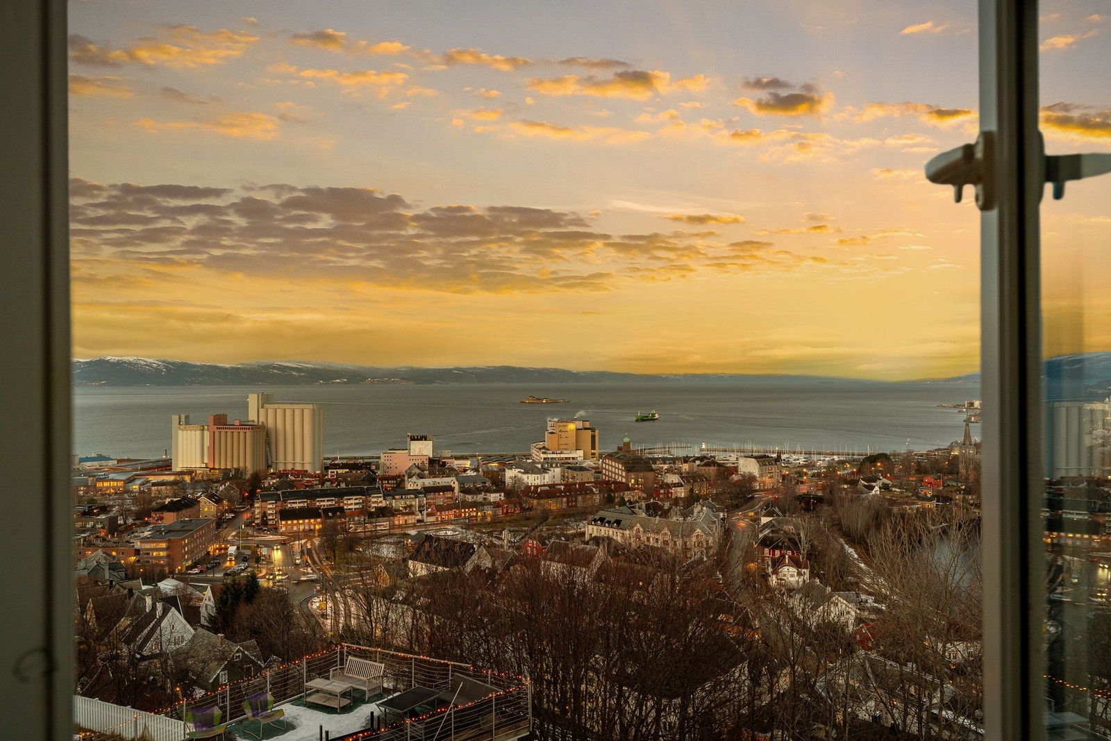 Utsikt mot fjorden, Ila og Munkholmen. Galleribilde