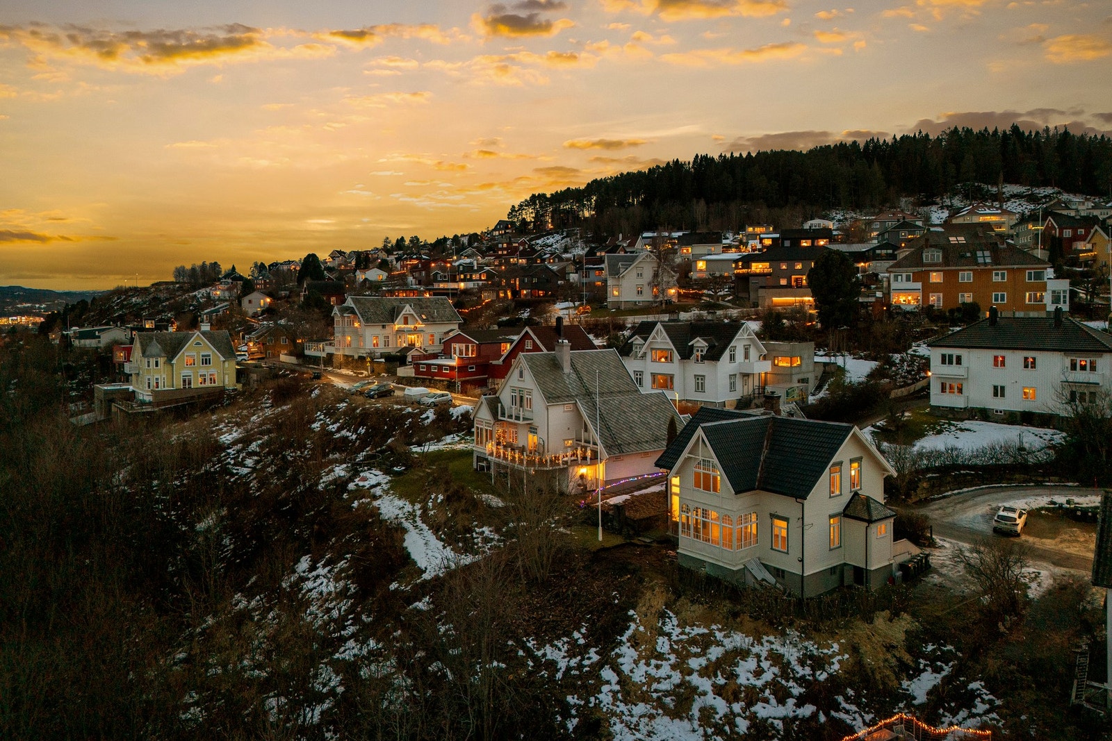 Boligen ligger fint til i terrenget med flott utsikt i flere retninger. Galleribilde