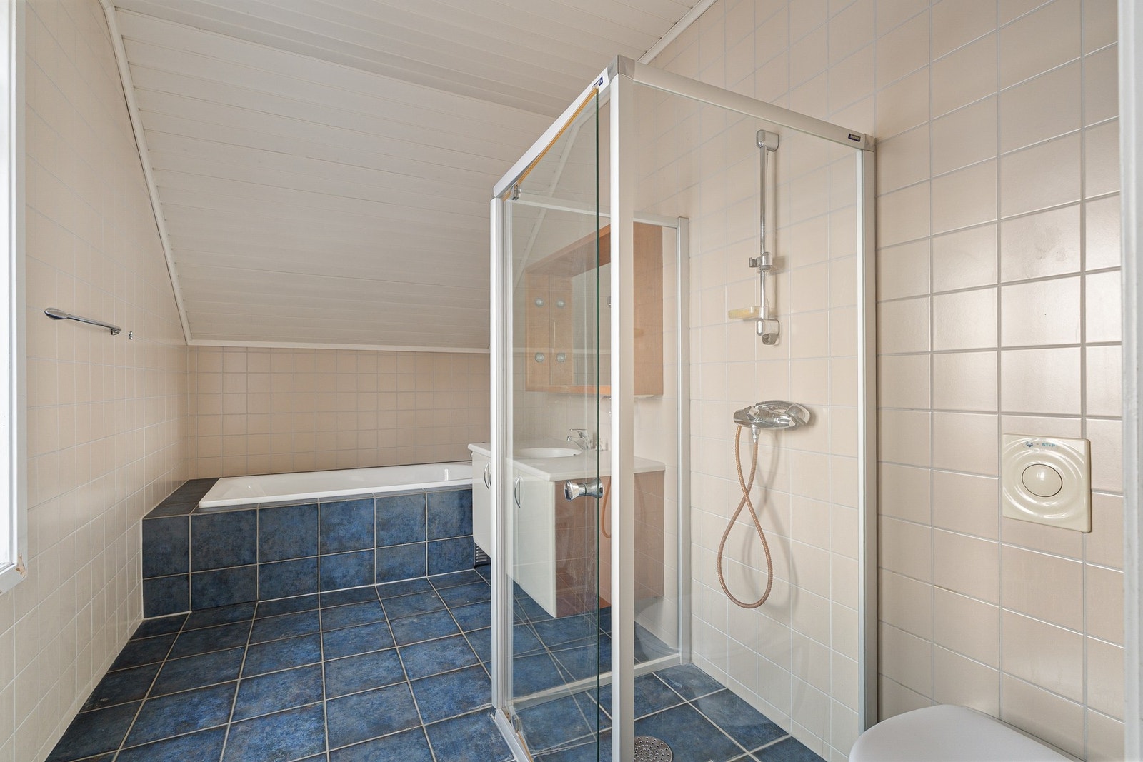 Badet i 2. etasje er fra 2001 og har både dusj og badekar. Galleribilde