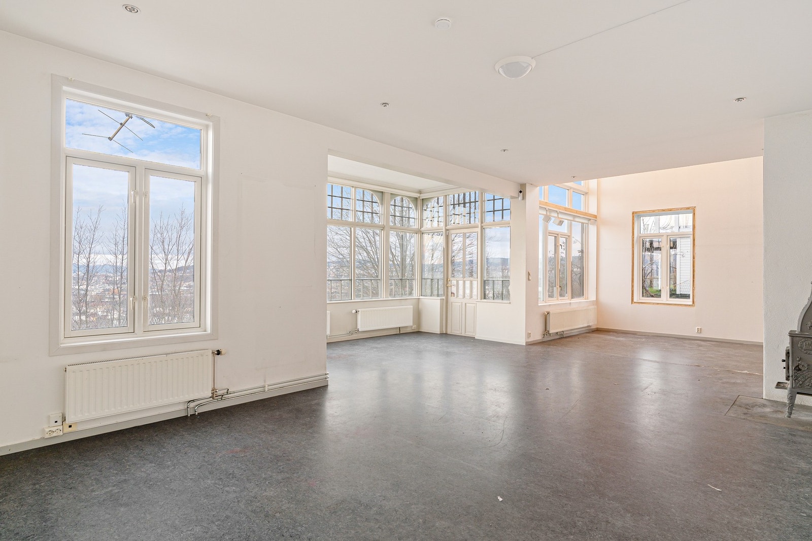 Stuen utgjør nesten 80 kvm. og har gjennomlys fra flere kanter. Galleribilde