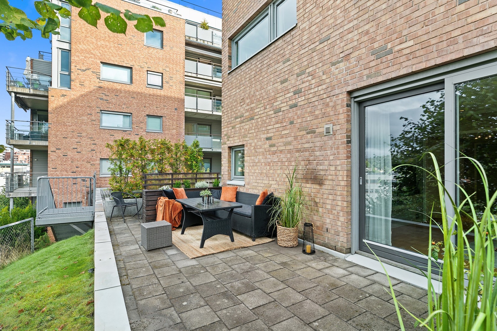 Plattingen er på rundt 24 m², og har fin plass for utendørsmøblement og plantekasser Galleribilde