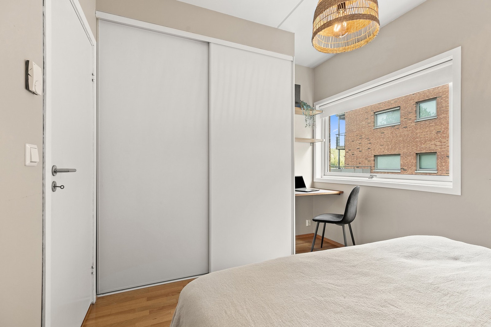 Soverommet inkluderer en god skyvedørsgarderobe Galleribilde