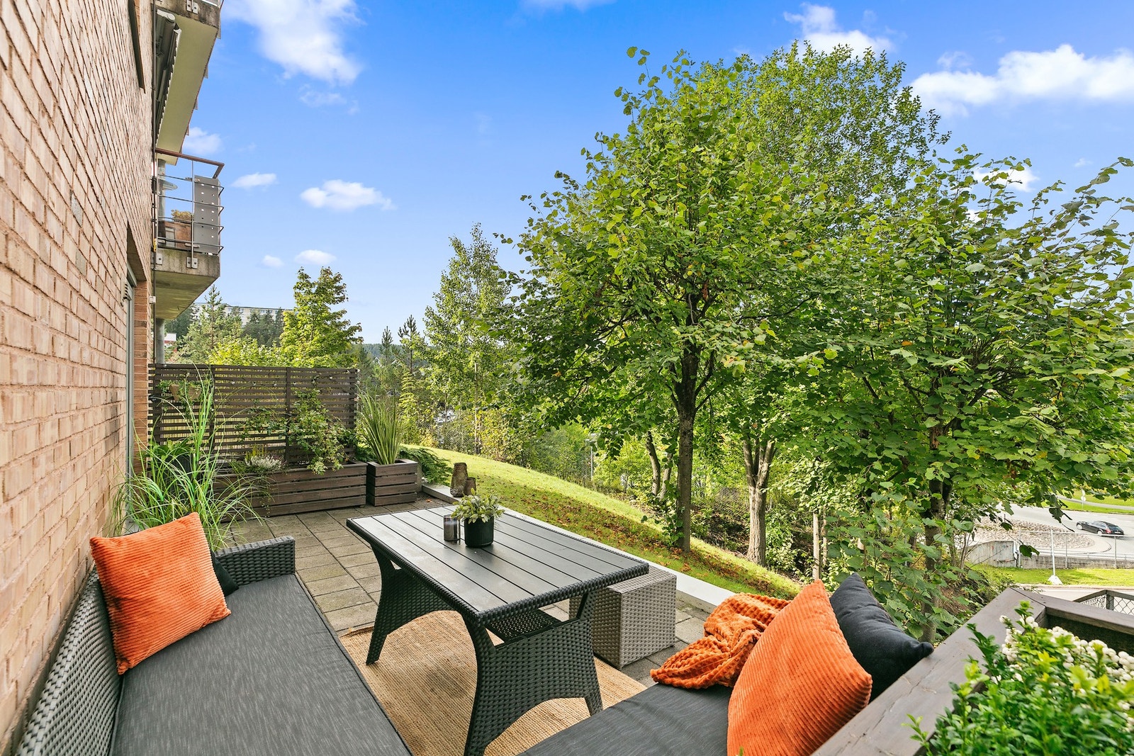 Det er montert levegg på begge sider av markplattingen Galleribilde