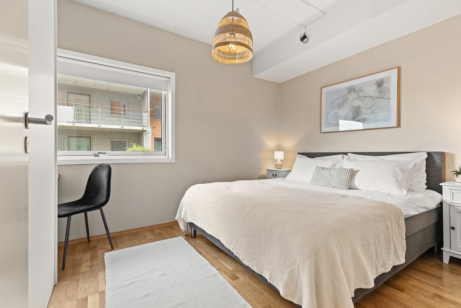 Et stort og godt soverom har inngang fra entré, og vindu vendende ut mot fellesområde Galleribilde