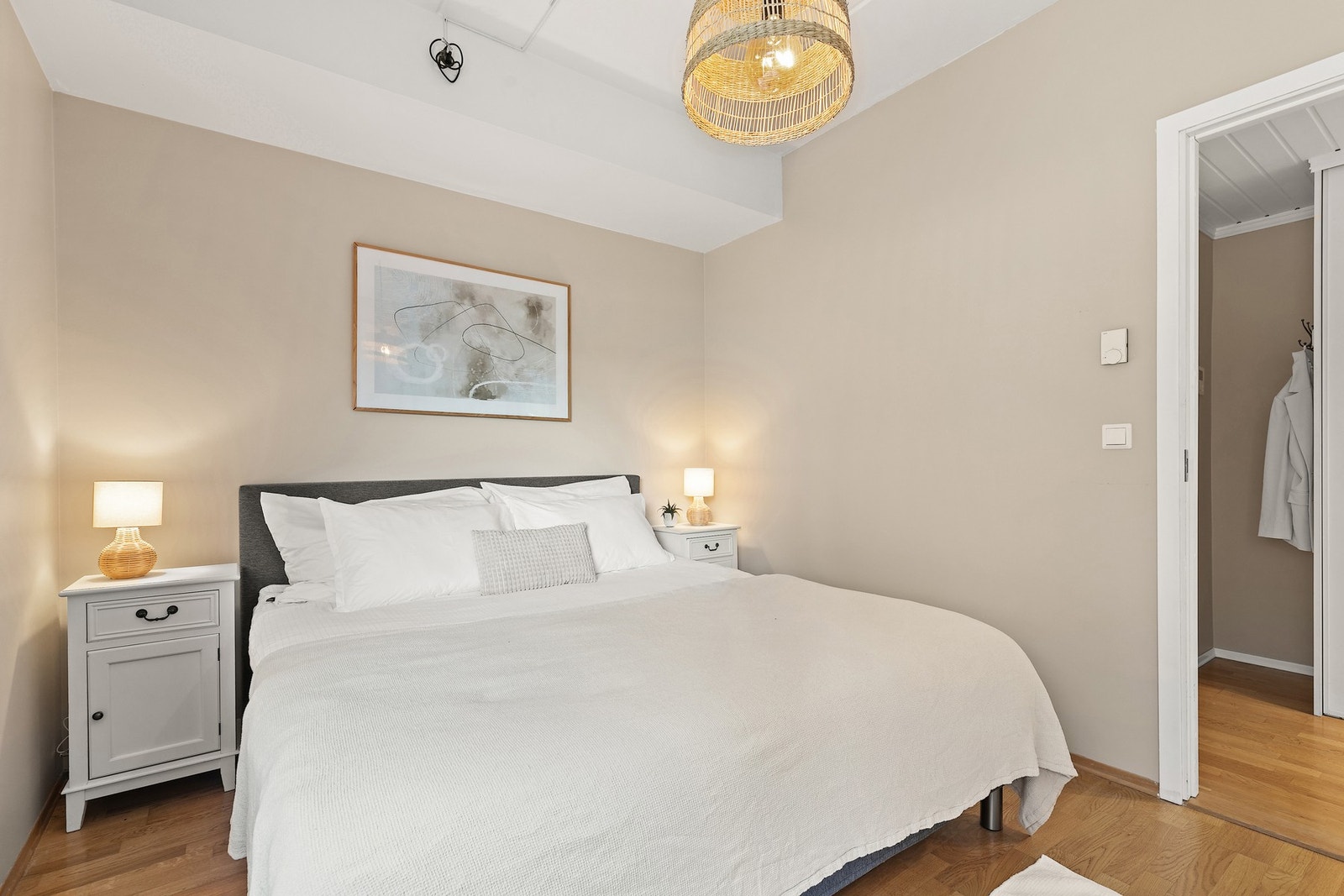 Soverommet har rikelig plass for en dobbeltseng av god størrelse Galleribilde