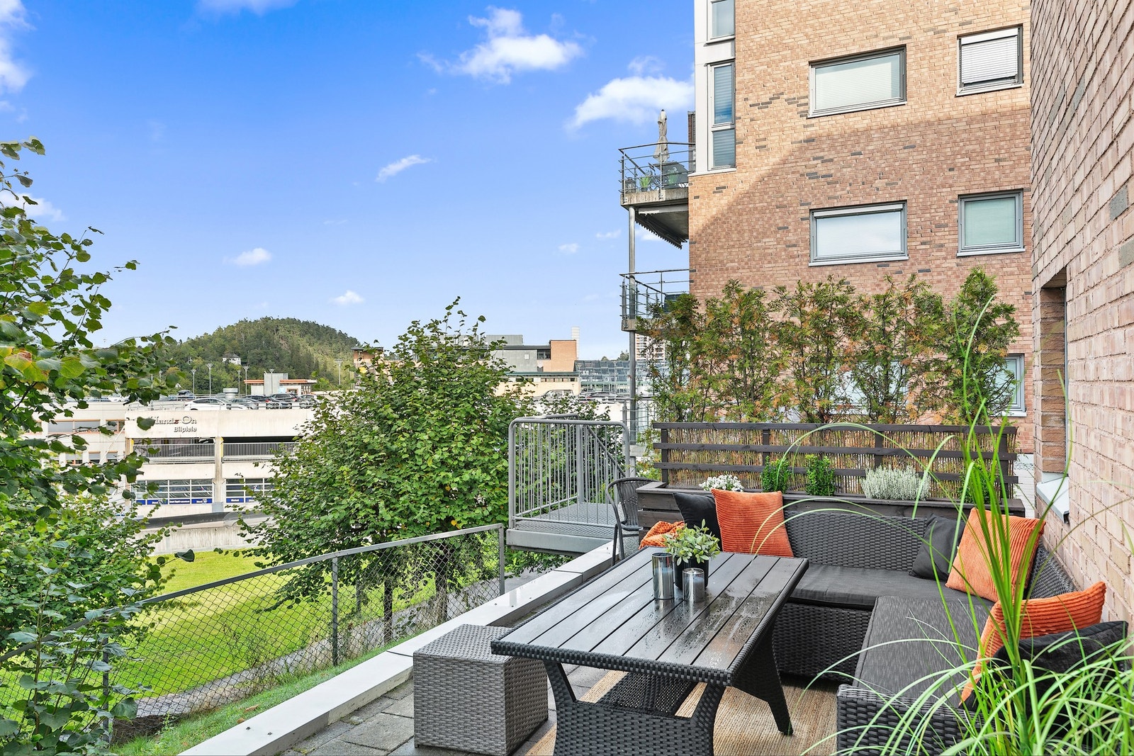 Uteplassen ligger usjenert til, med flott utsikt og gode solforhold på ettermiddag/kveld Galleribilde