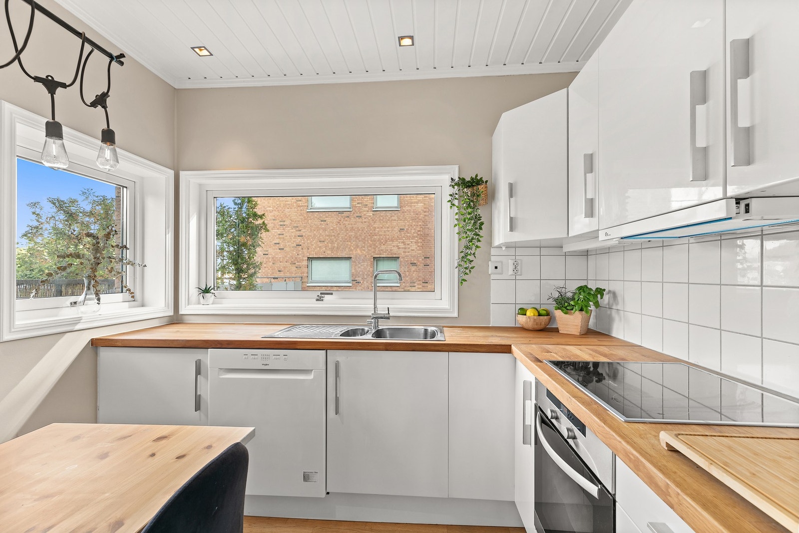 Kjøkkenet får fint innslipp av dagslys fra gode vindusflater Galleribilde