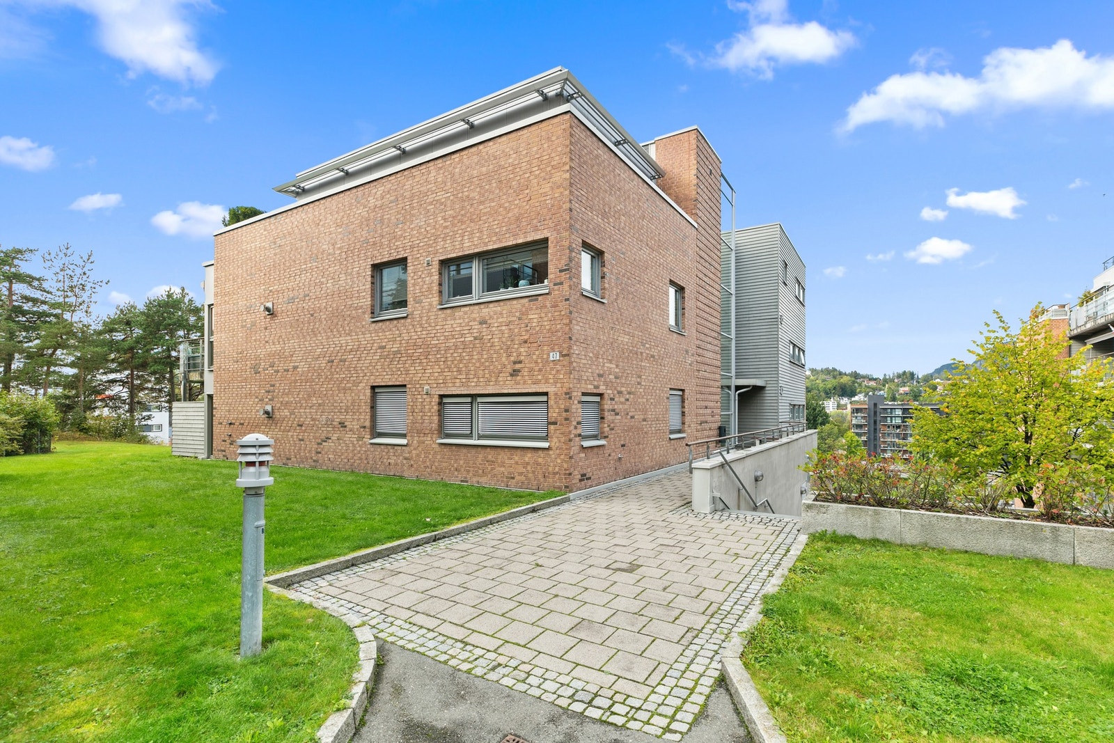 Sameiet disponerer godt vedlikeholdte fellesarealer, pent opparbeidet med trær, busker, hekker og diverse beplantning Galleribilde