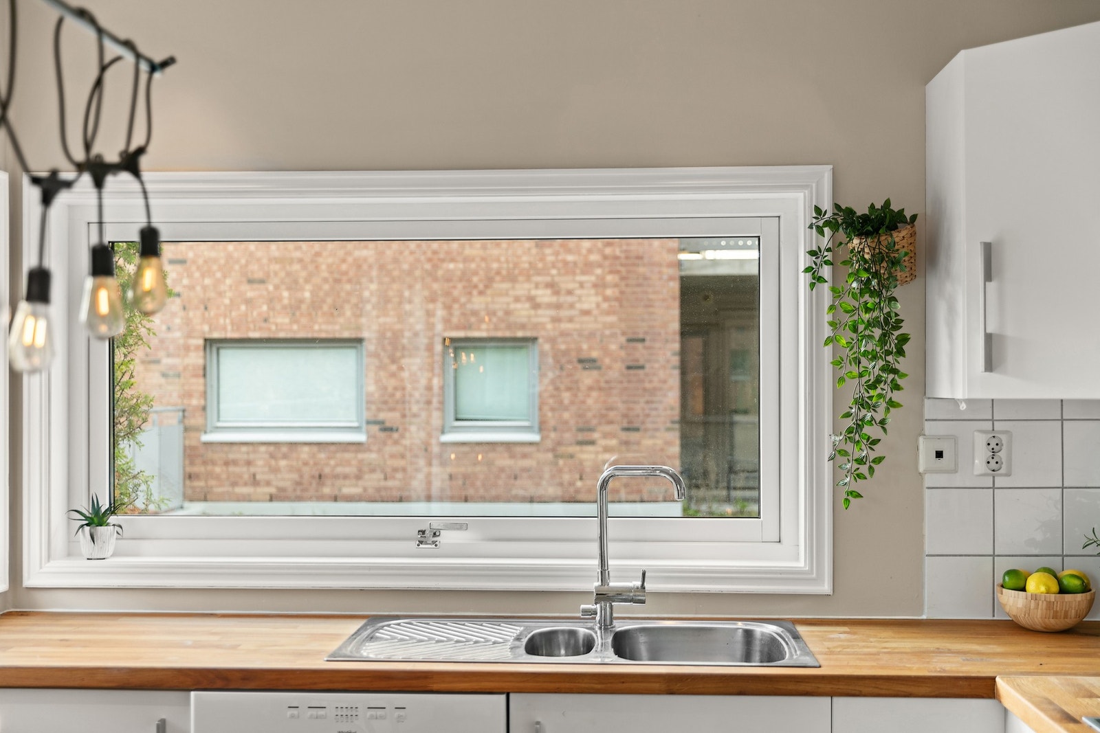 Innredningen har glatte hvite fronter, benkeplate av heltre og oppvaskkum av stål Galleribilde