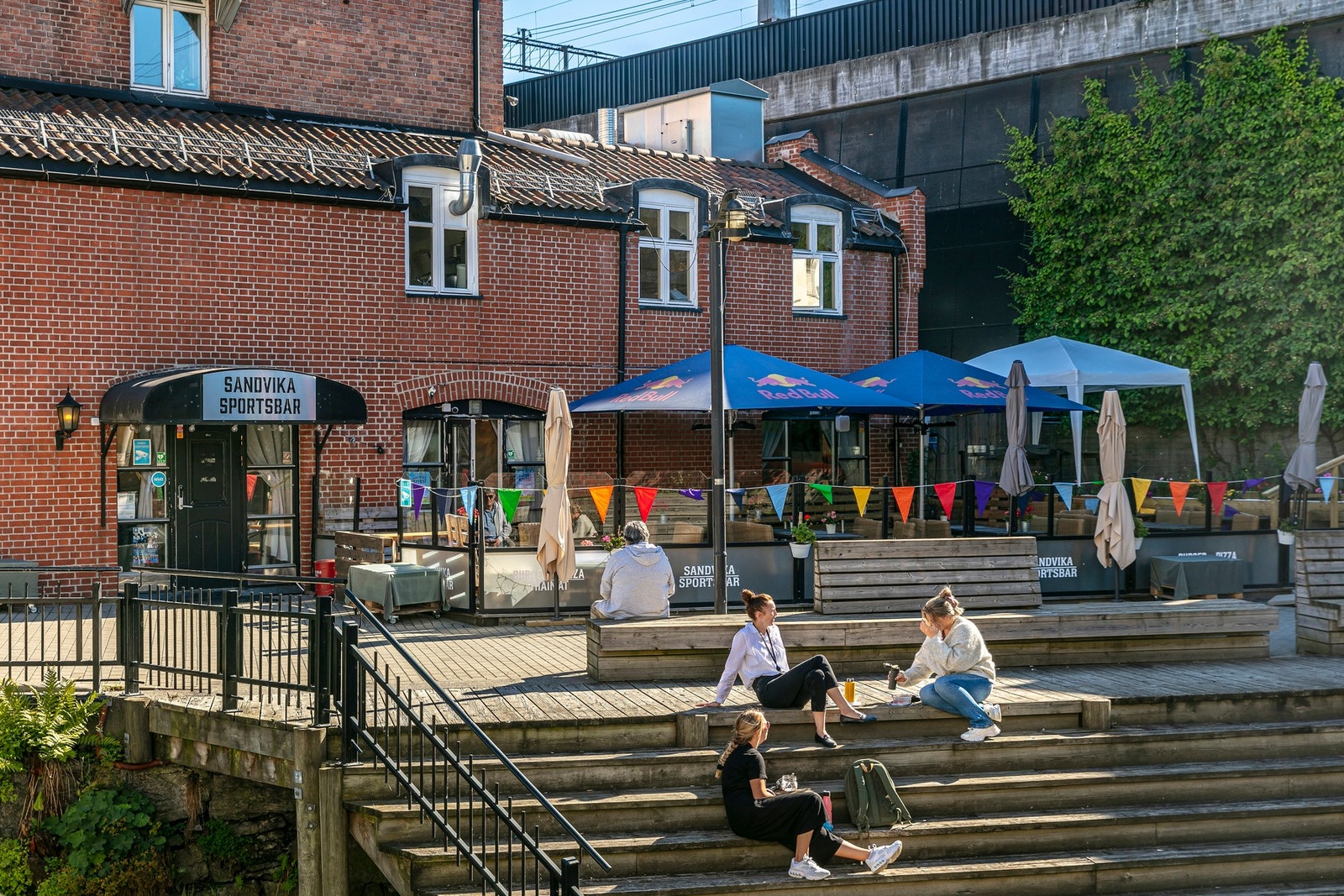 Det er etablert hyggelige uteserveringer langs den oppgraderte elvepromenaden Galleribilde