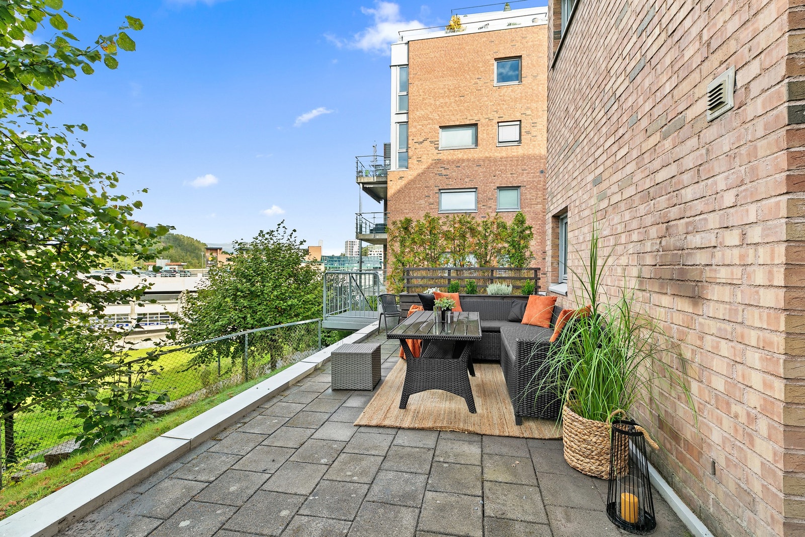 Alt ligger godt til rette for å kunne nyte solrike ettermiddager/kvelder på egen uteplass Galleribilde