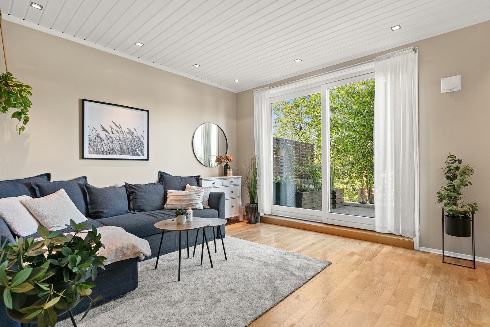 Stue/kjøkken har utgang til en nordvestvendt steinbelagt uteplass med utsikt Galleribilde