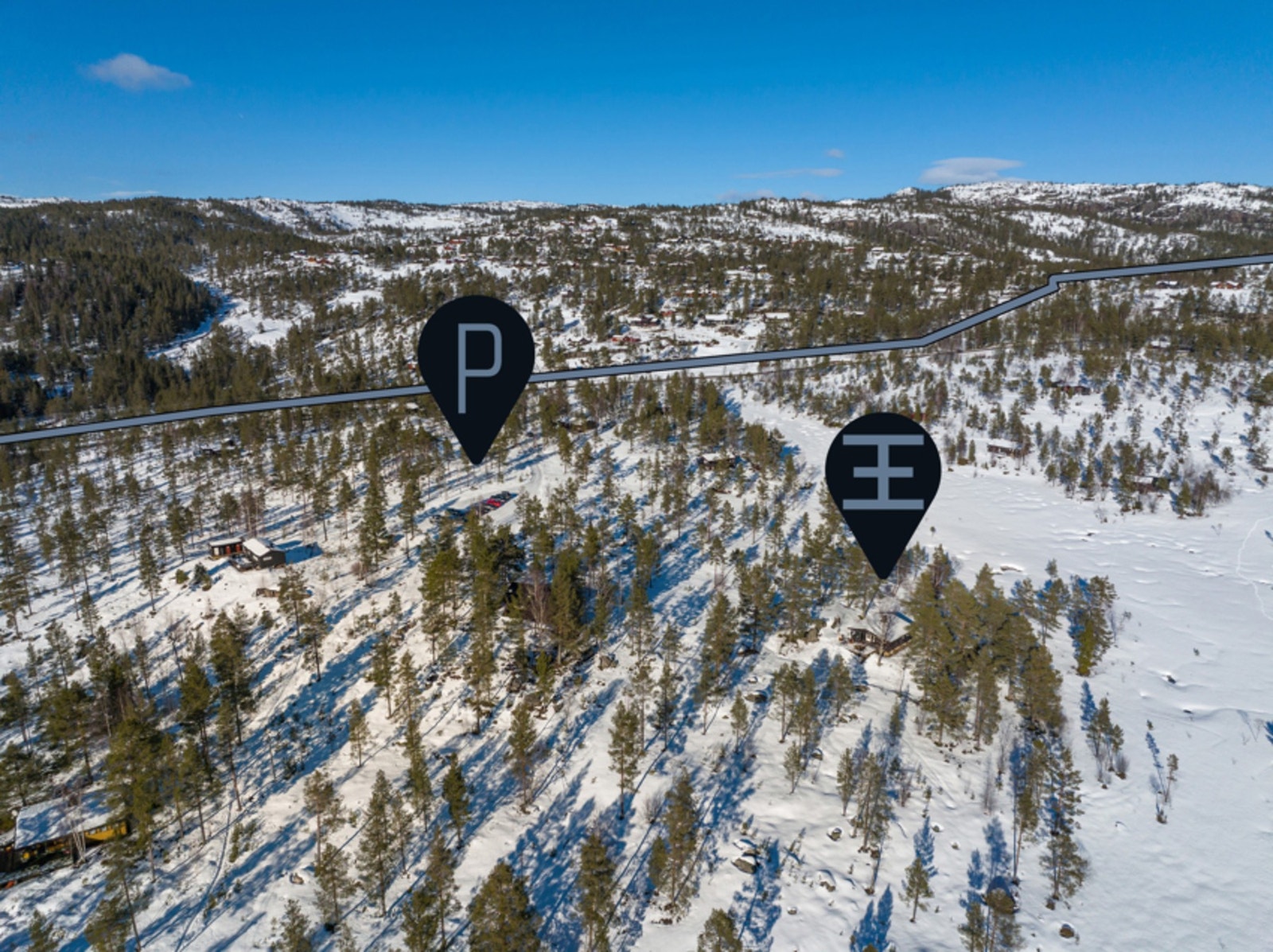 Like ved hytta finner man en stor felles parkeringsplass. Ved P-plassen er også pumpehuset hvor man kan hente seg vann. I bakkant ser vi der de oppkjørte langrennsløypene går, ca 300 meter fra eiendommen. Galleribilde