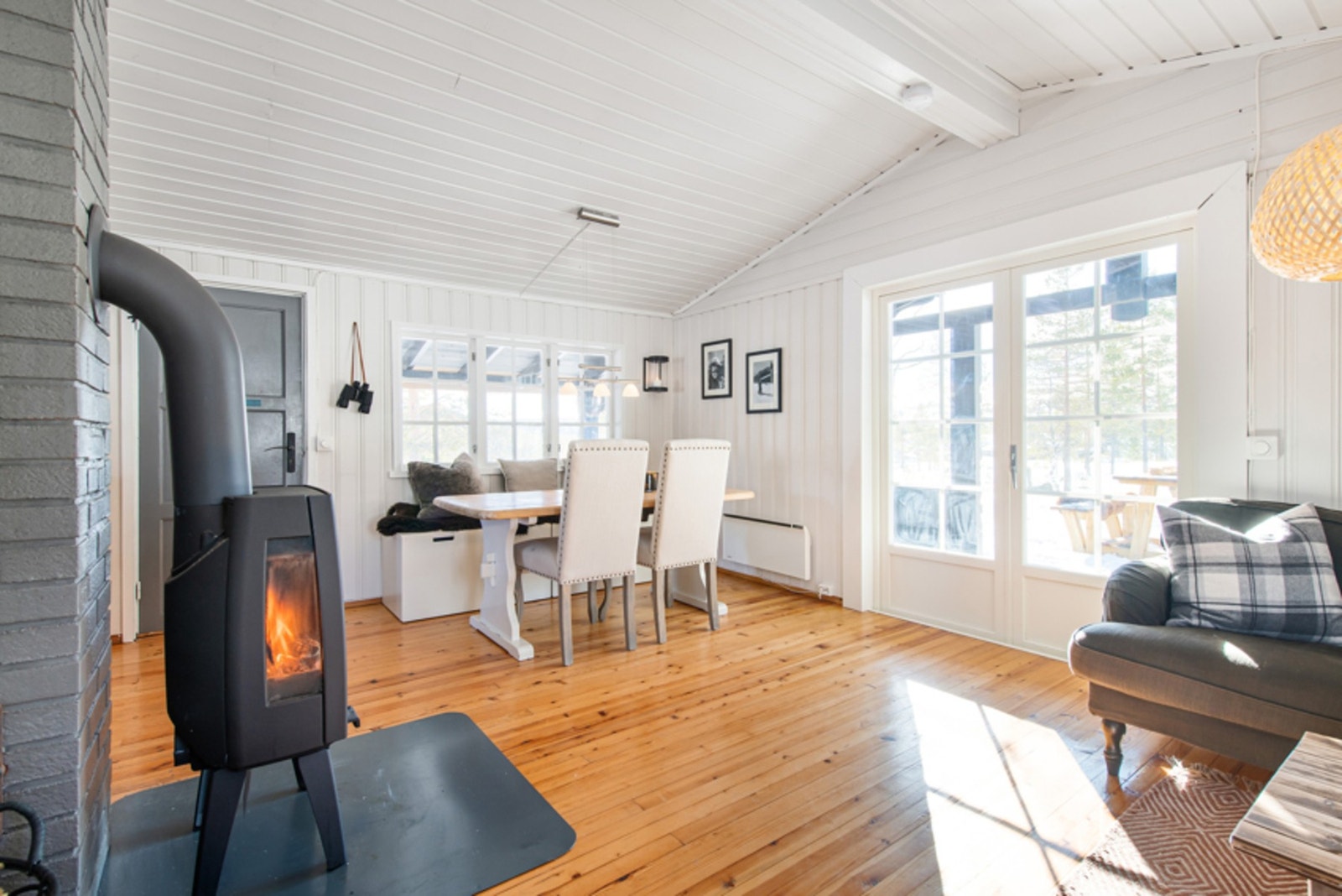 Lys og trivelig stue med deilig vedovn som hjertet i rommet. Nye vinduer i hytta. Galleribilde
