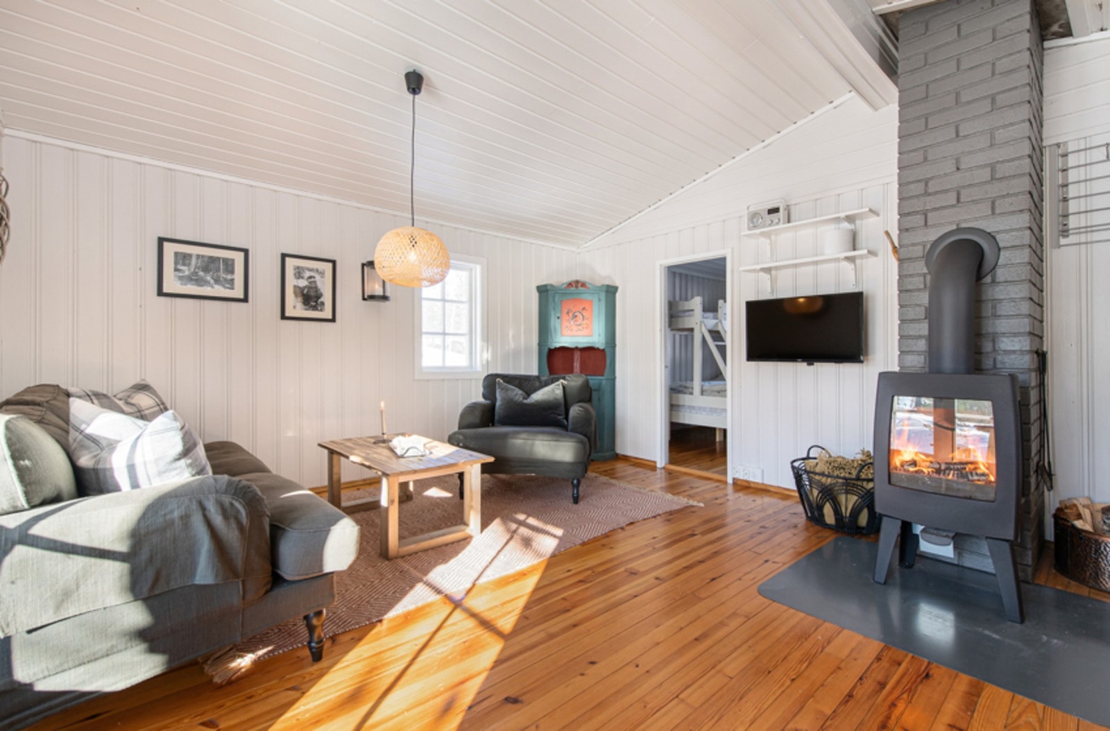 Stue med fin takhøyde. Galleribilde