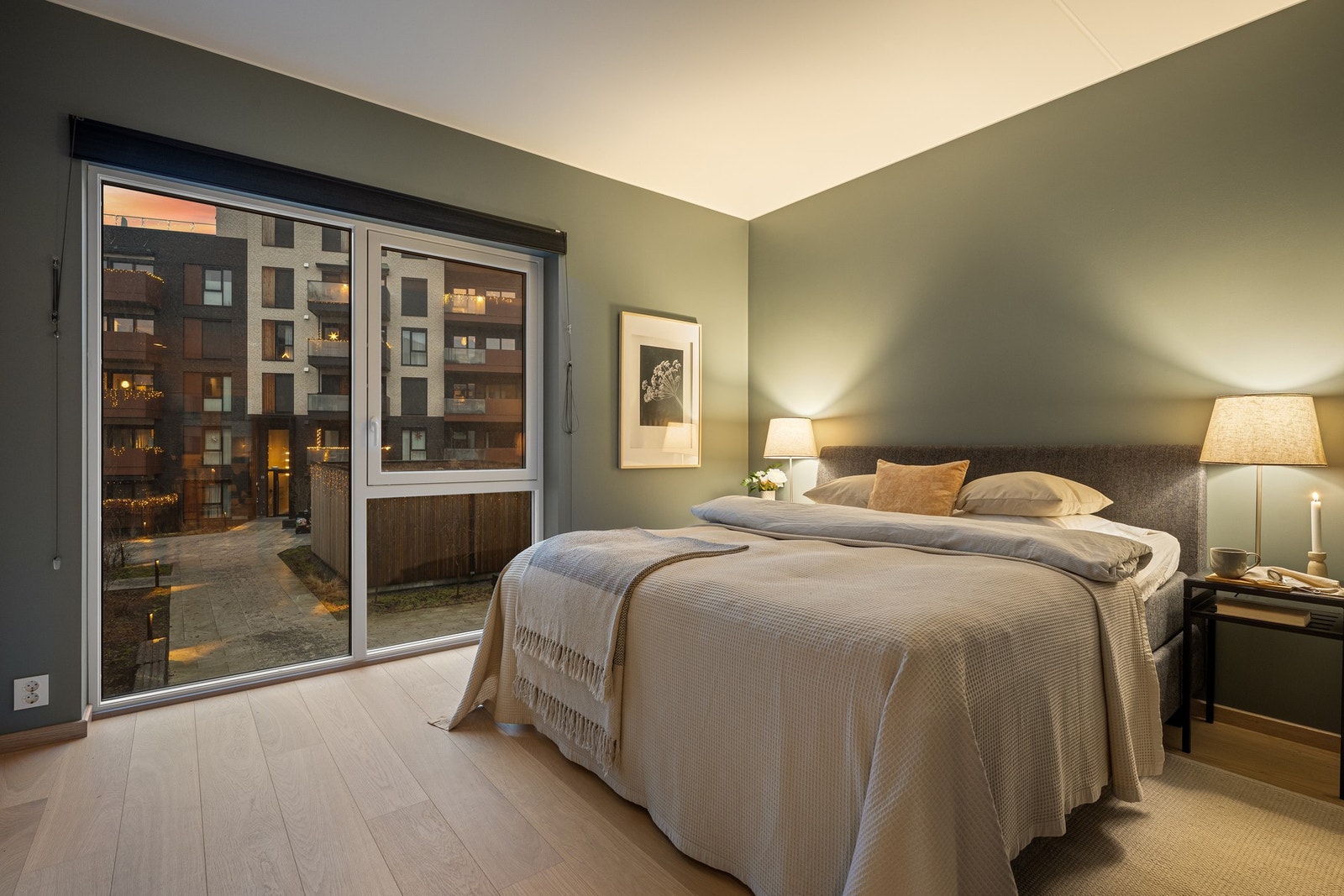 Soverommet er romslig og luftig med store vindusflater Galleribilde