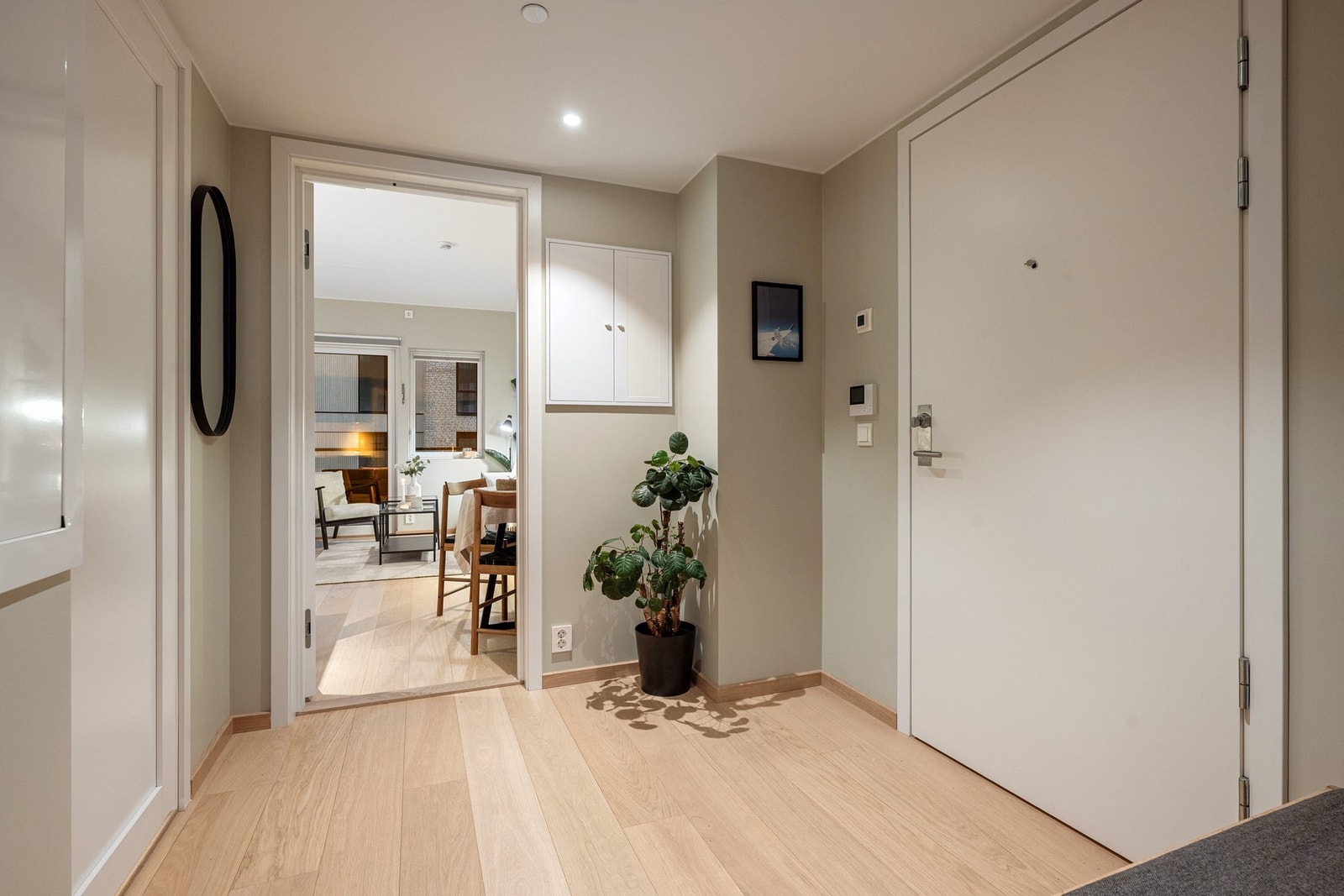 Innbydende entré med downlights Galleribilde