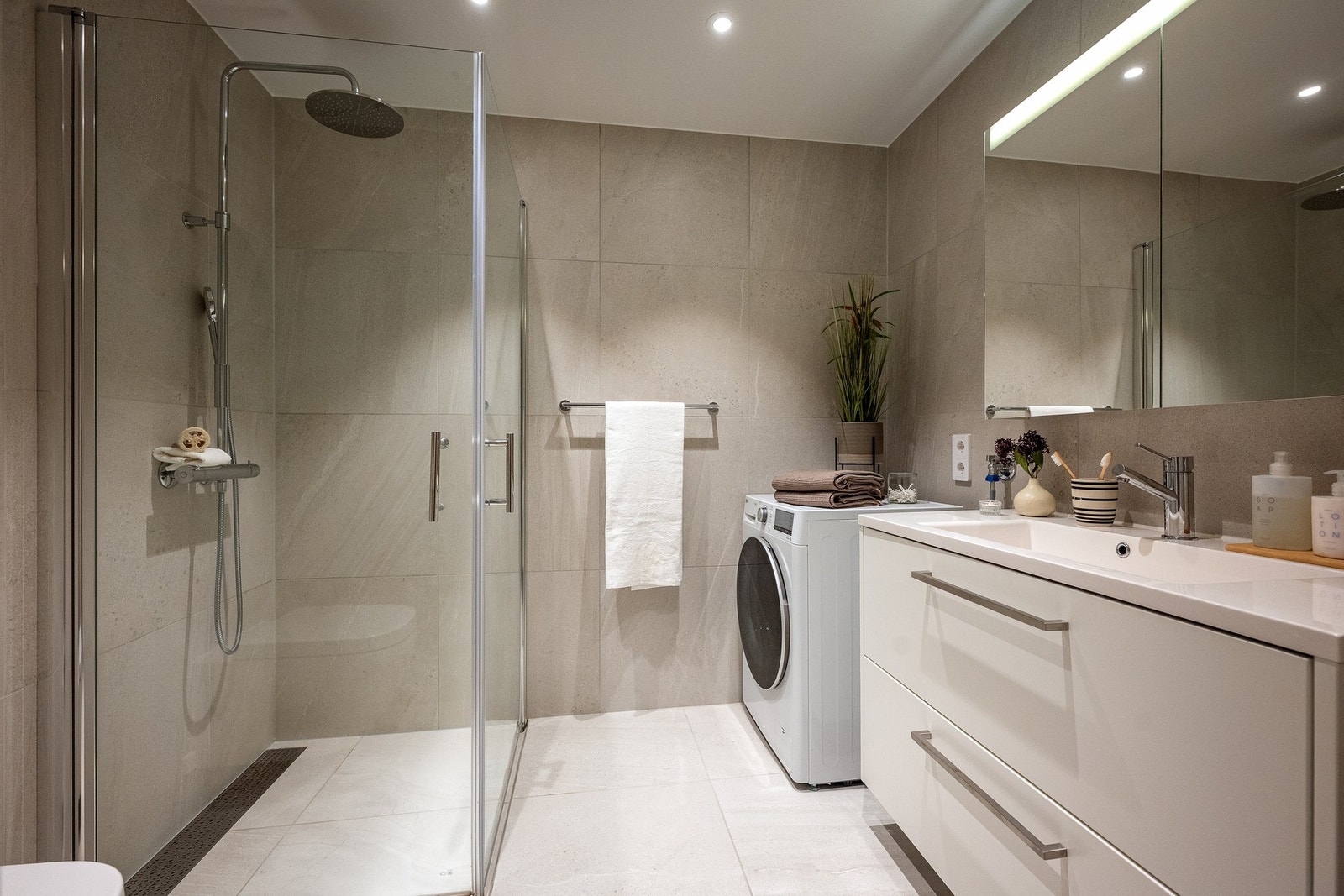 Bad med opplegg for vaskemaskin, hjørnedusj og gulvvarme Galleribilde