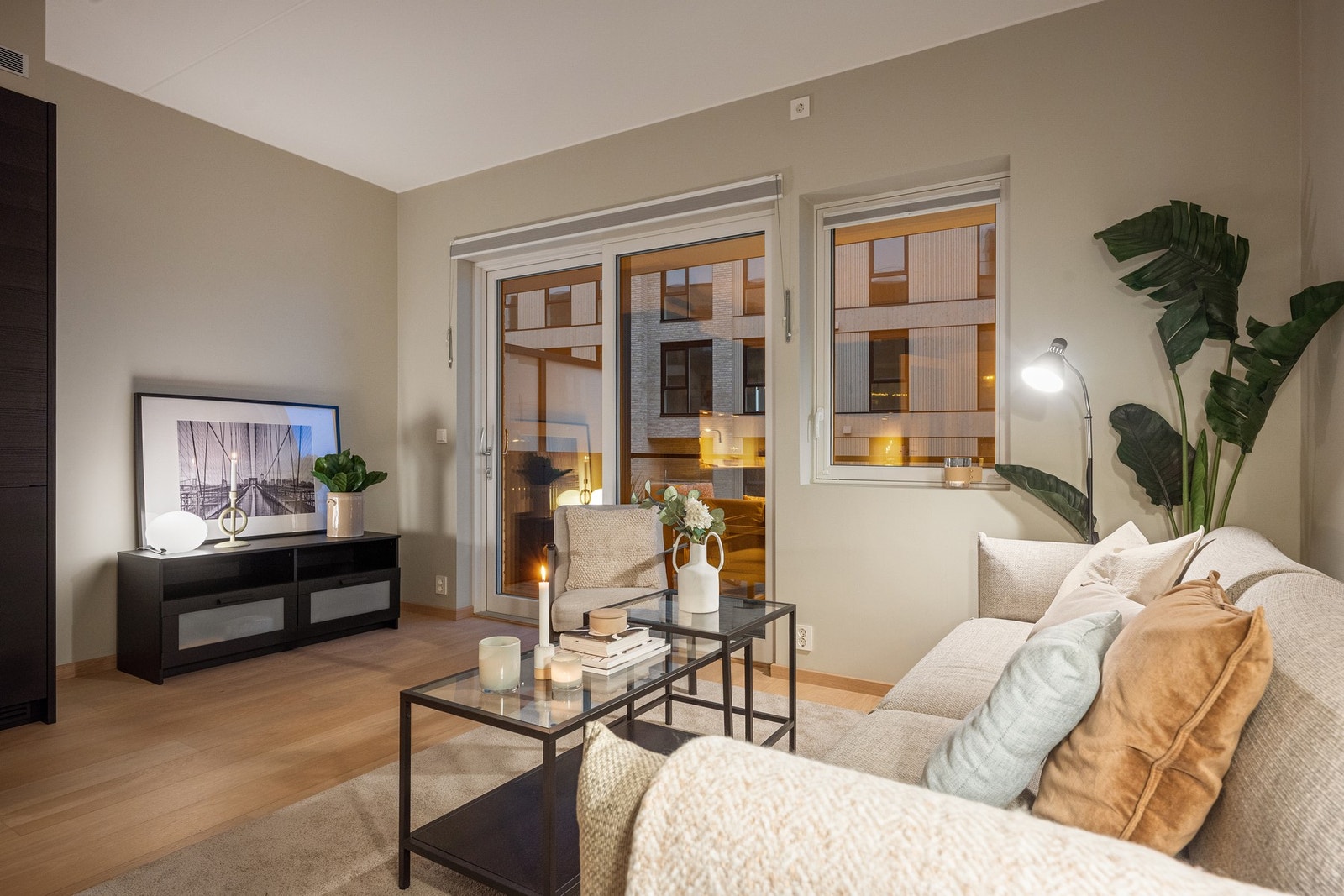 Store vindusflater i stuen gir god naturlig belysning på dagtid Galleribilde