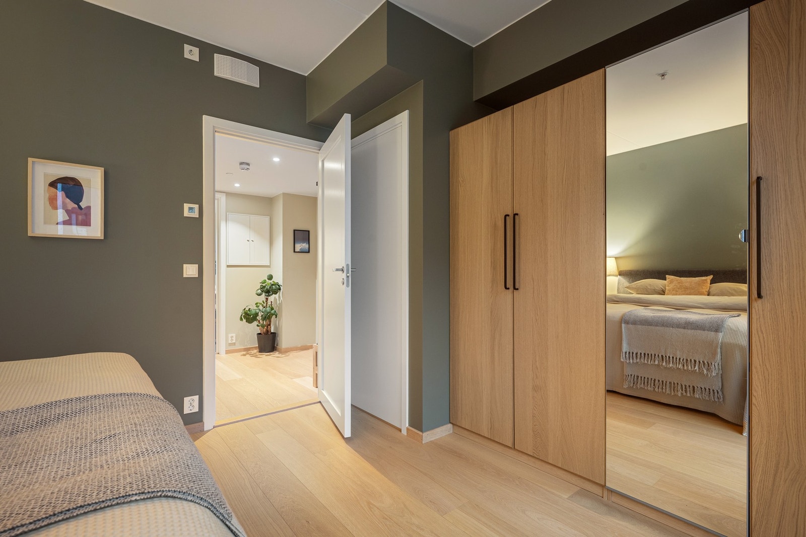 Soverommet har stor garderobeløsning for oppbevaring av klær og sko Galleribilde