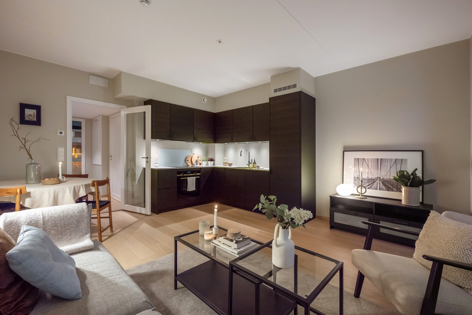 Moderne kjøkken i mørk utførelse gir fin kontrast til lyse vegger og gulv Galleribilde