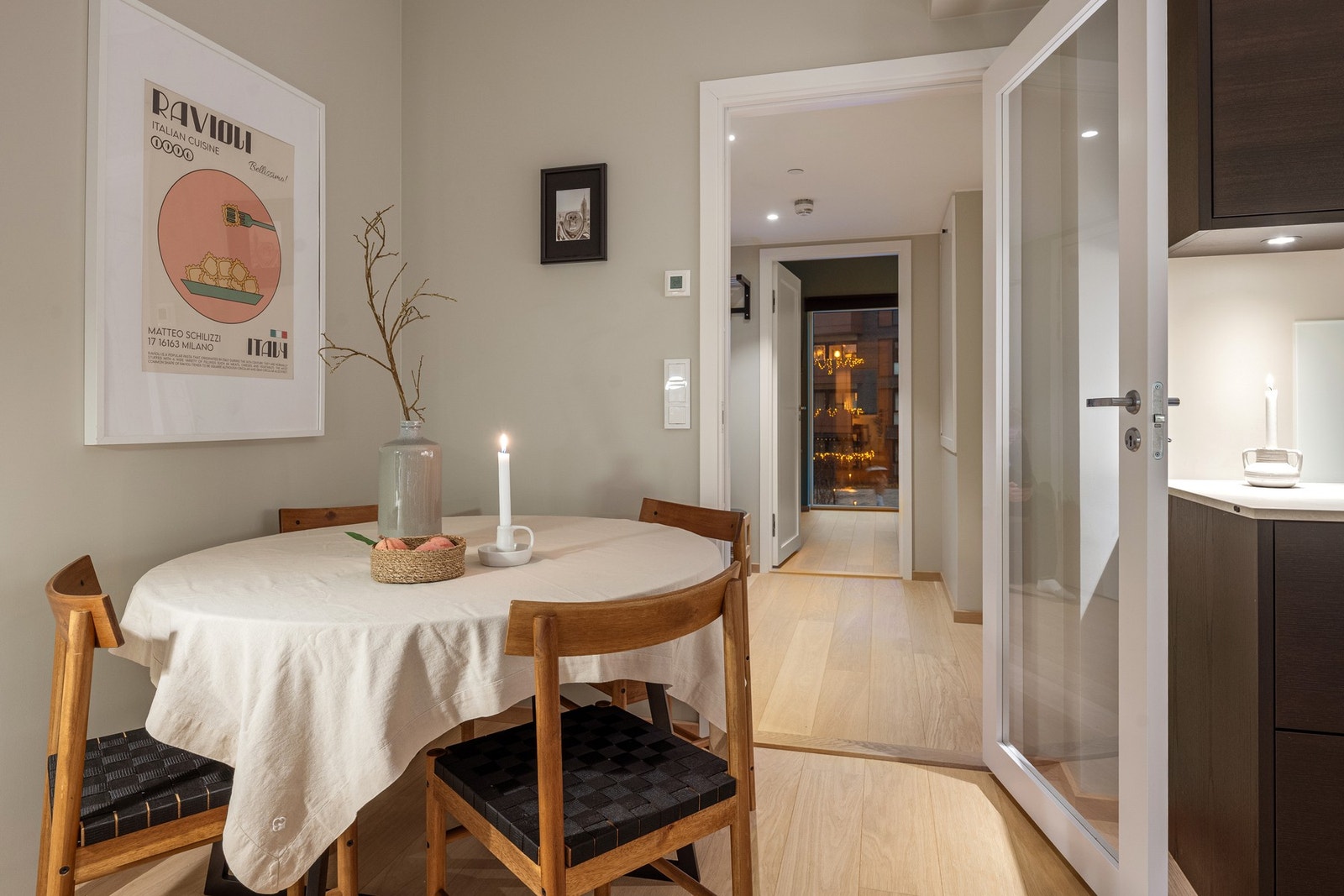 Spisebordet får sin naturlig plassering i tilknytning til kjøkkenet Galleribilde