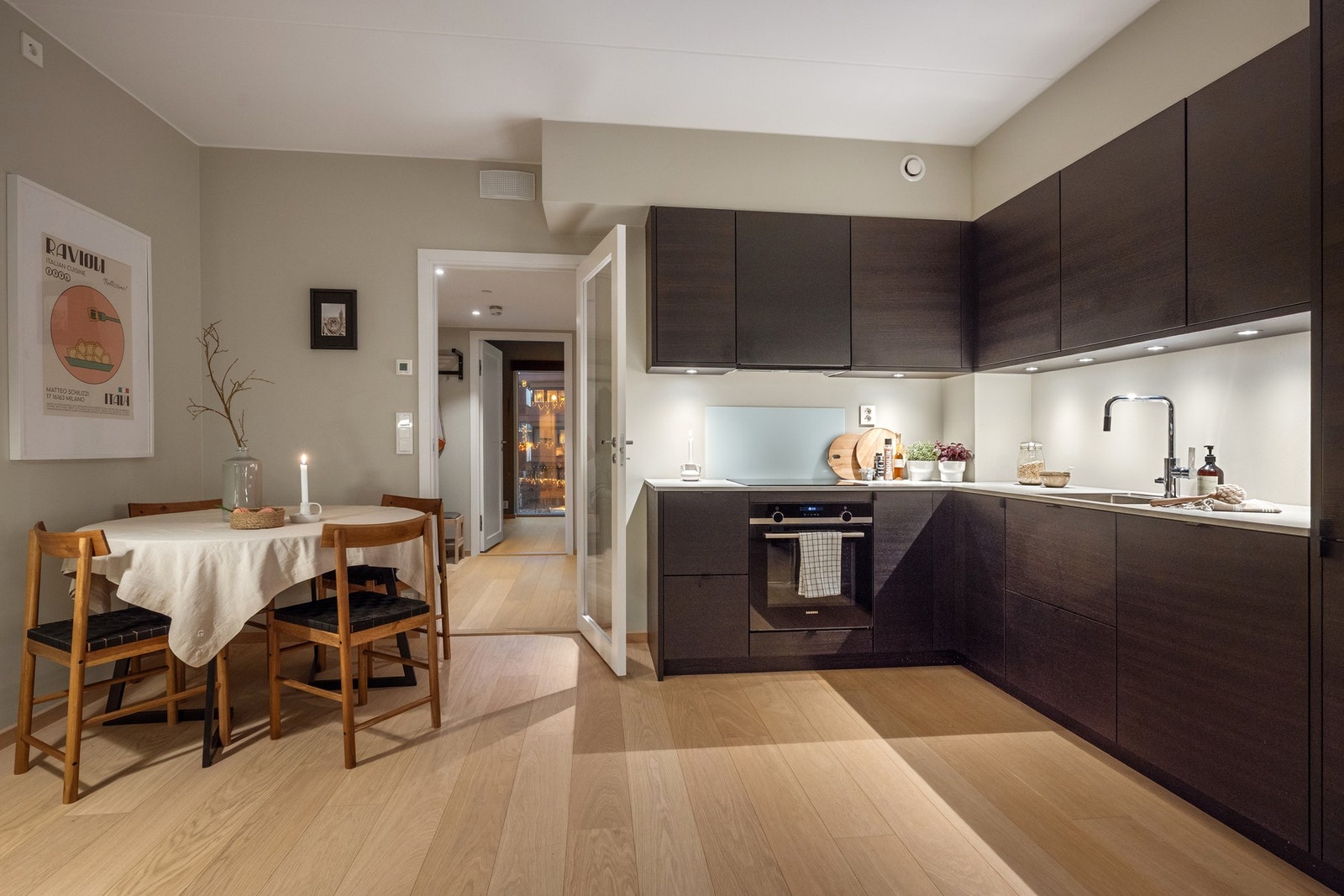 Oppholdsrom kan adskilles med dør, glassfelt sørger for gjennomgående lysforhold Galleribilde