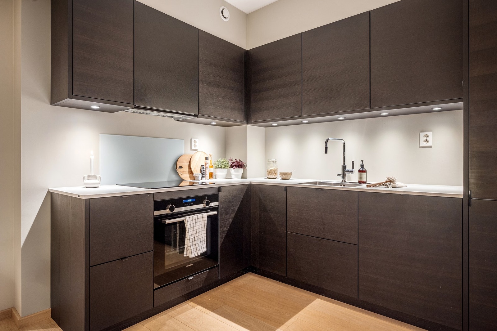 Moderne, integrerte hvitevarer og god belysning på kjøkken Galleribilde