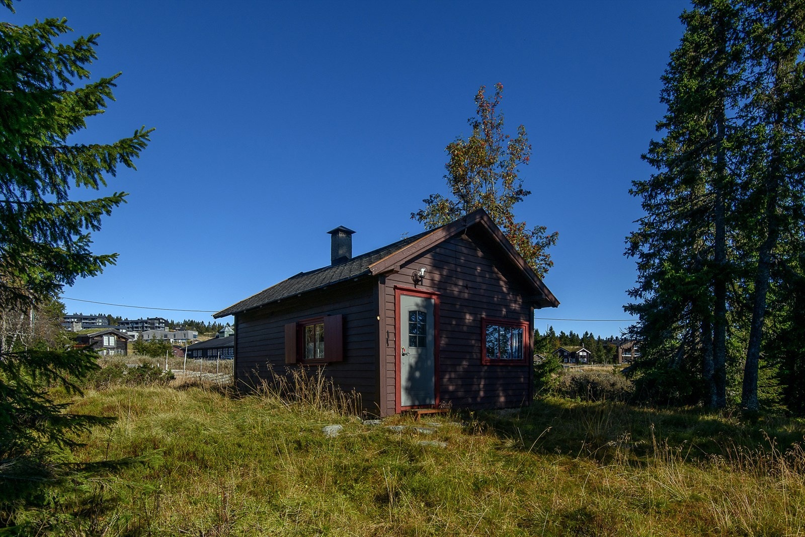 Meget enkel, liten hytte i populære omgivelser, like ved Sjusjøvannet. Galleribilde