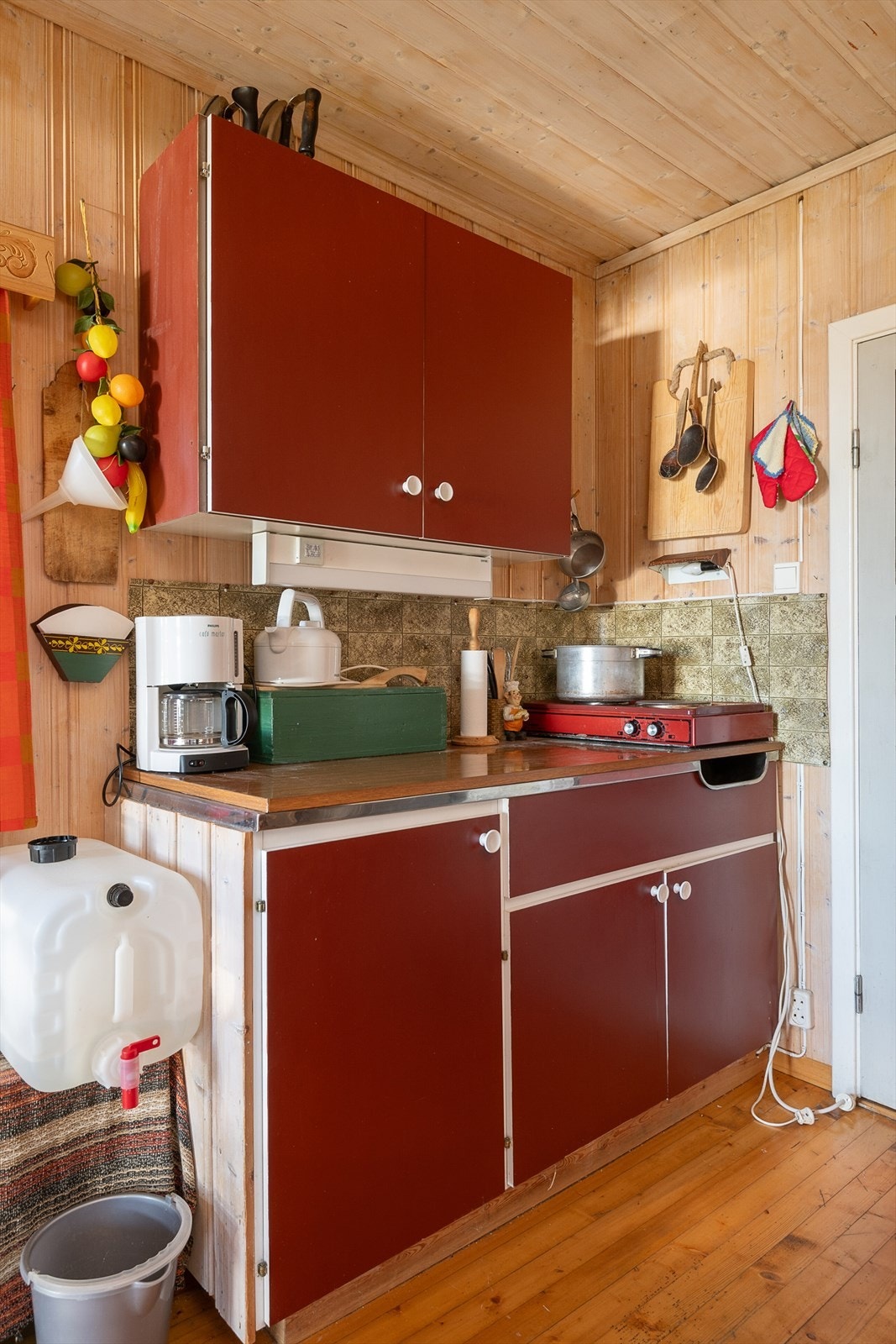 Enkel kjøkkeninnredning med malte, glatte fronter. Skap for oppbevaring. Galleribilde