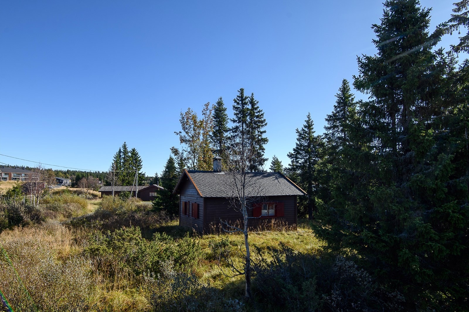 Det er forholdvis flatt terreng rundt den lille hytta, som er å regne for et riveobjekt. Galleribilde