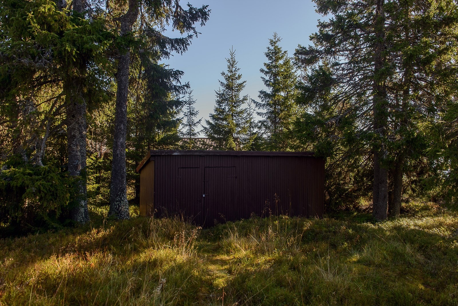 Eiendommen består i tillegg av et enkelt uthus. Galleribilde