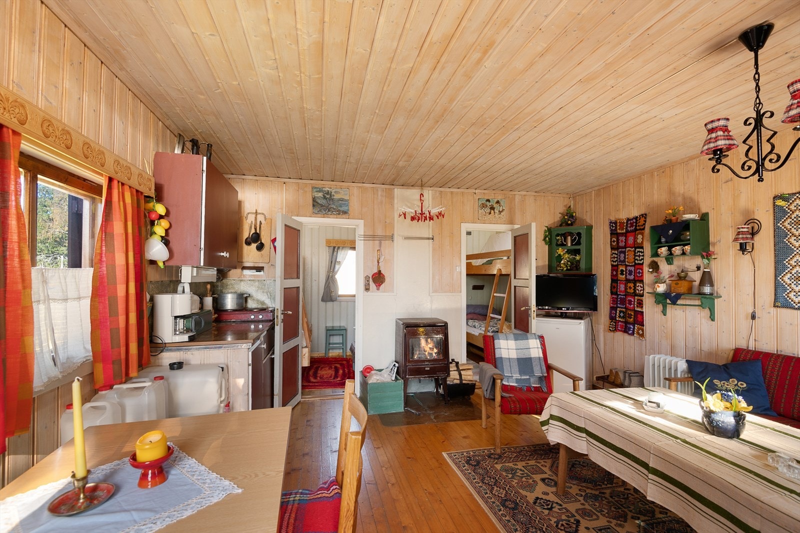 Hytta, som har behov for totalrenovering består av stue og 2 soverom. Galleribilde