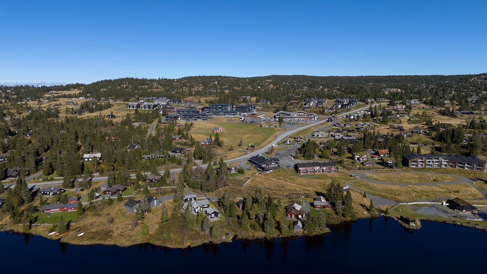 Sjusjøen sentrum, sett fra oven med et rikt servicetilbud og et perfekt utgangspunkt for turer og aktiviteter, sommer som vinter. Galleribilde