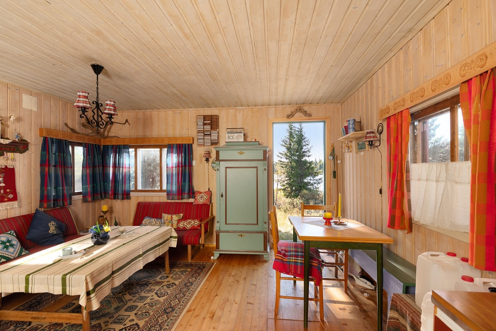 Det er tradisjonell stil med panelte vegger og tak og lakkerte tregulv. Galleribilde