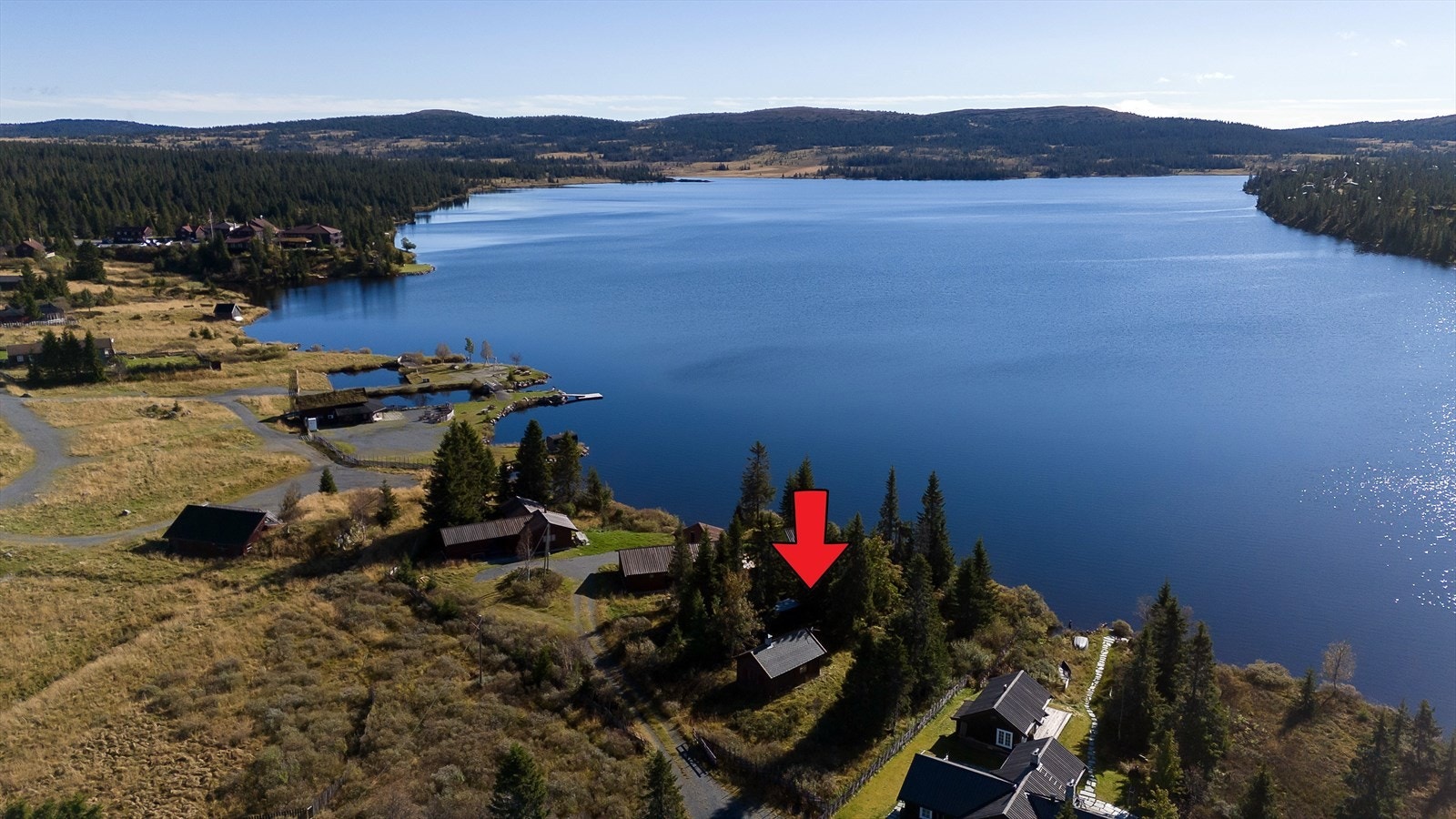 Eiendommen ligger på festet tomt. Det er ikke vann og avløp på eiendommen pr i dag, men mulig å koble seg til. Galleribilde