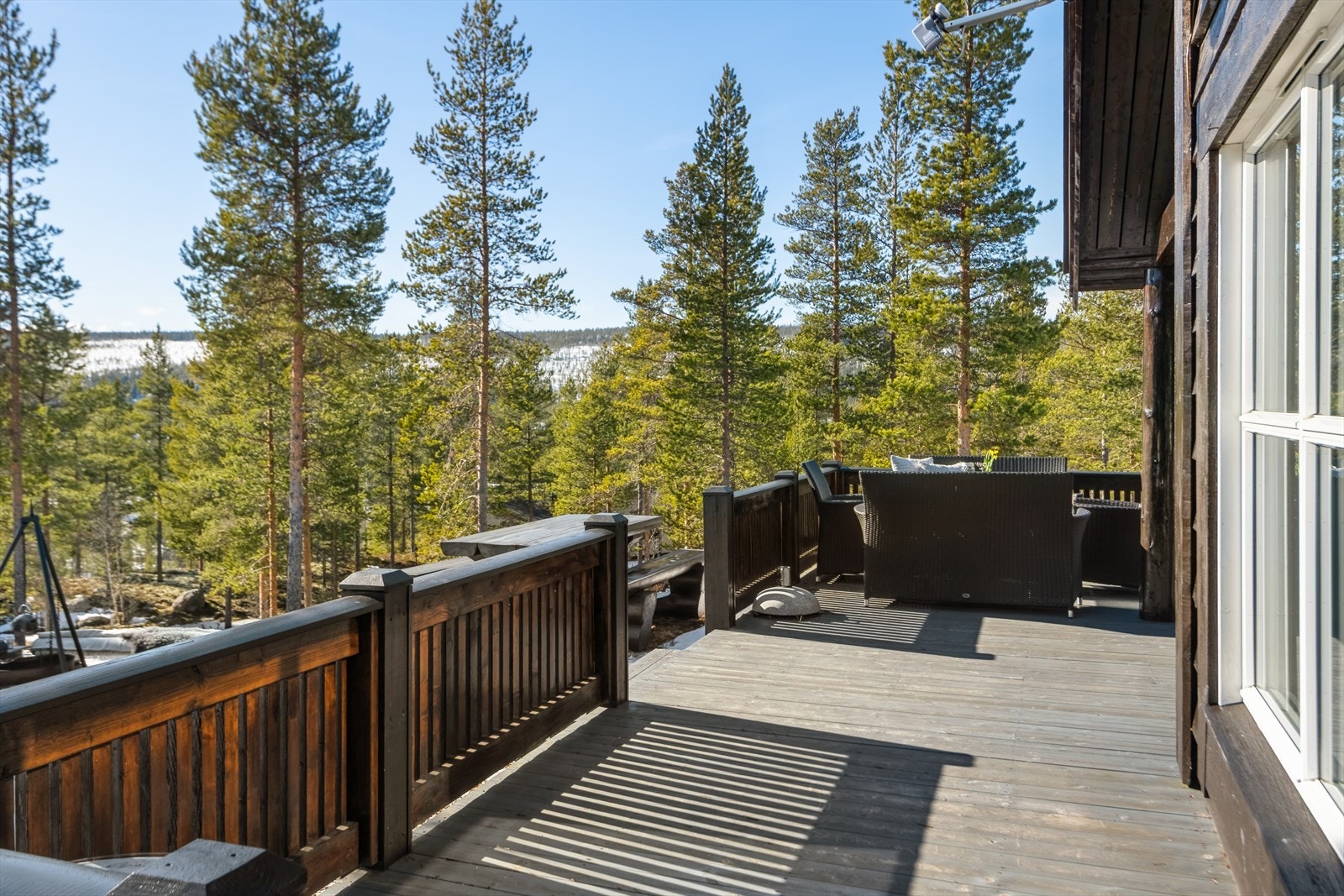 Solrik terrasse med fin utsikt. Galleribilde