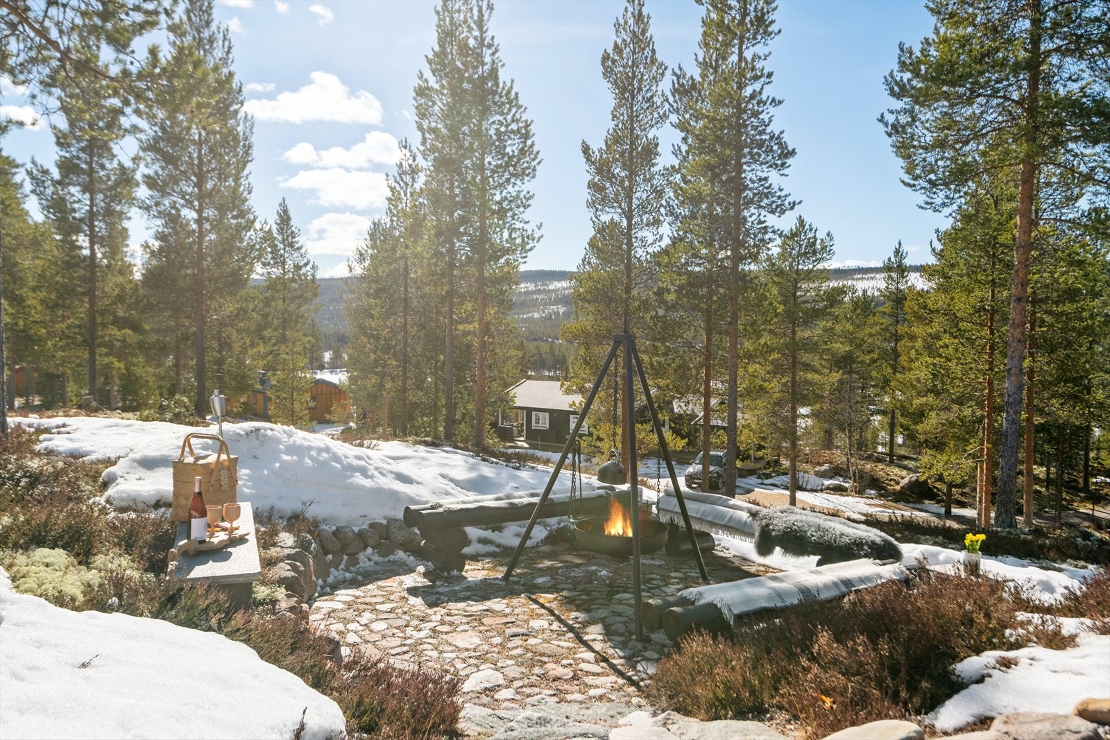 Forseggjort uteplass med bålpanne. Galleribilde