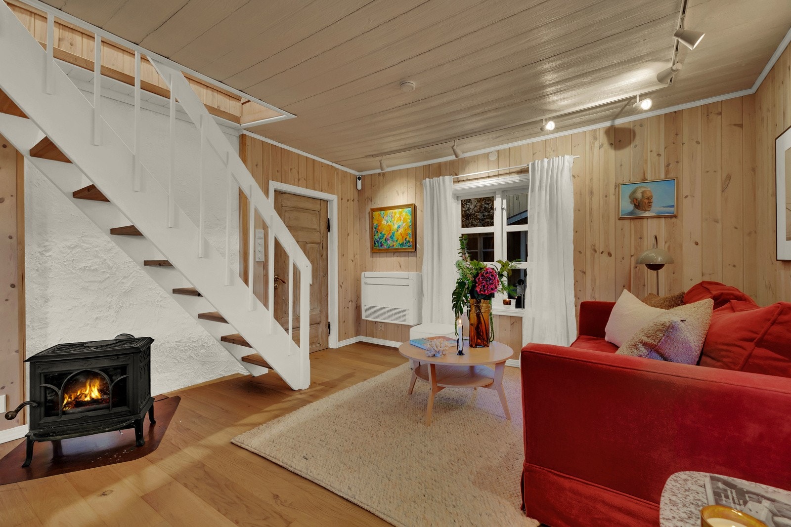 Fra stuen har man tilgang til loftsetasjen. I stua er det etablert nokk et ildsted. Galleribilde