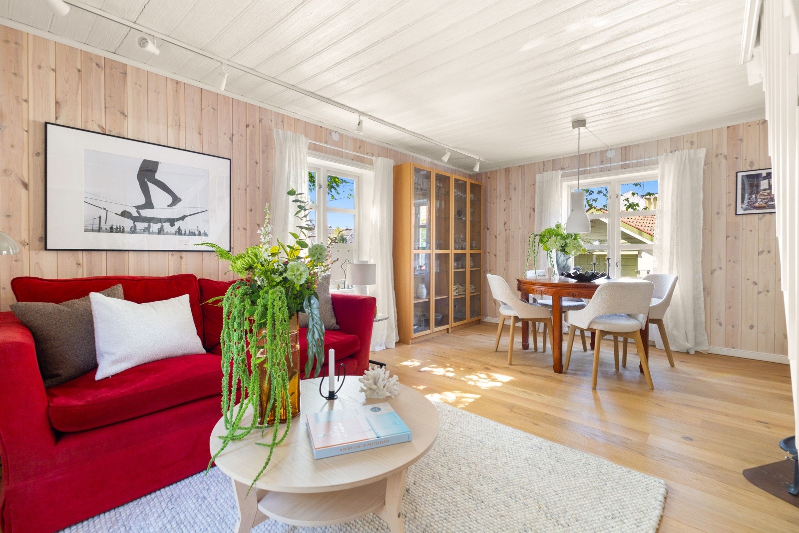 Stuen er et varmt og inviterende oppholdsrom som kombinerer funksjonalitet med sjarmerende detaljer. Galleribilde