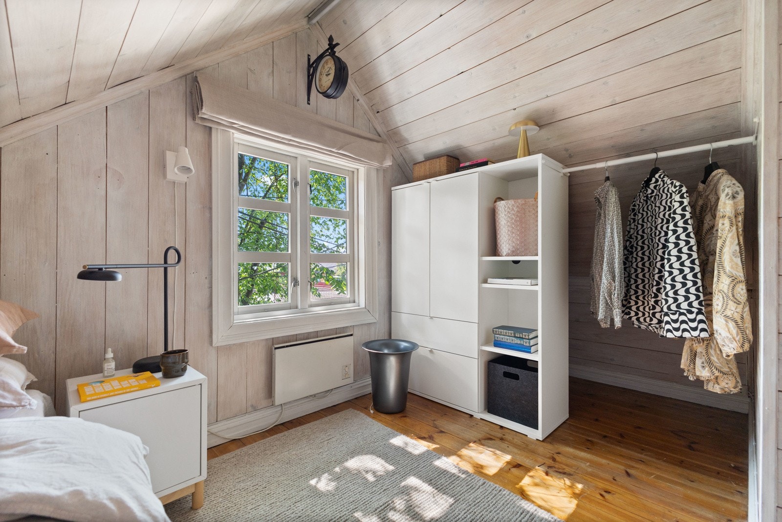 Innredningsmulighetene på rommet er store, og her har man gode oppbevaringsmuligheter, samt plass til dobbeltseng. Galleribilde