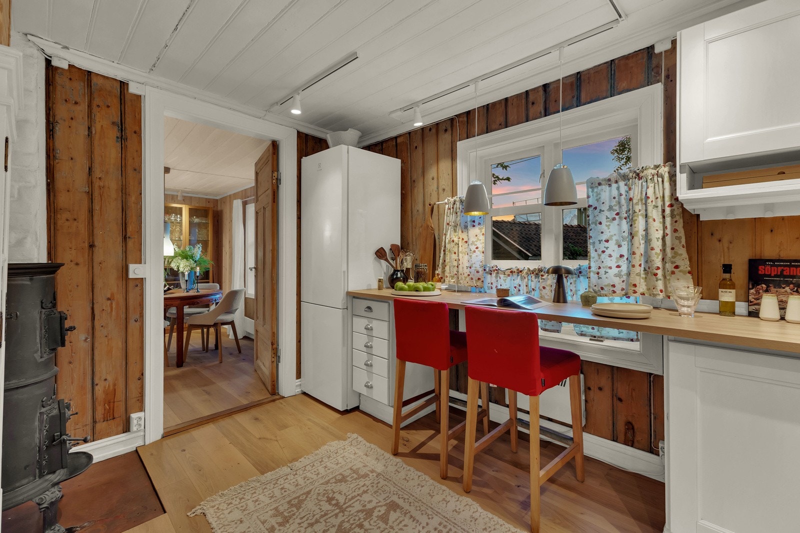 Kjøkkenet har tilgang gjennom gang eller stue, og i kombinasjonen mellom originale tømmervegger og moderne fasiliteter gir rommet en lun og rustikk karakter. Galleribilde